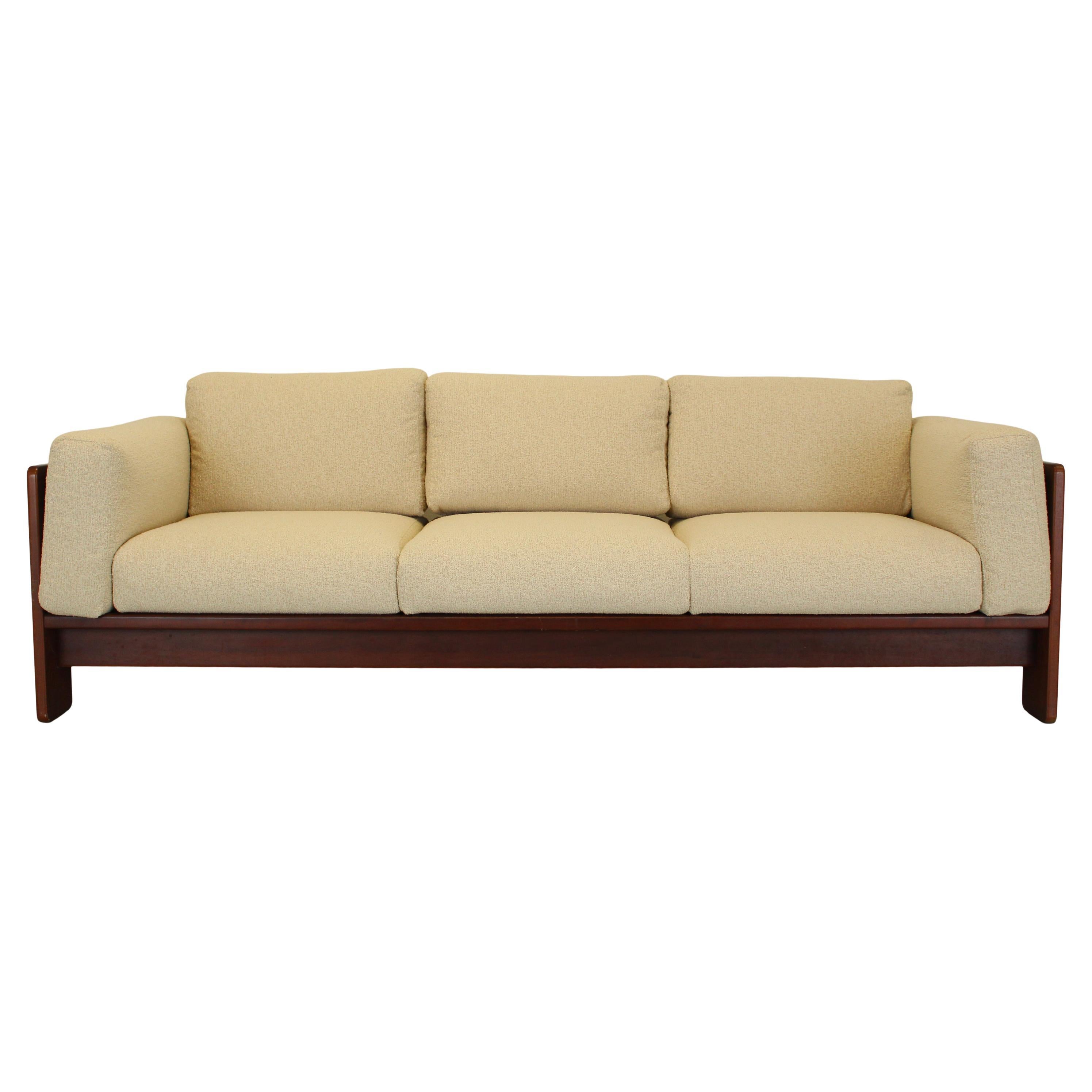 Designed in 1966 by Afra and Tobia Scarpa for Gavina, the Bastiano sofa is a masterpiece of modern Italian design, combining architectural precision with inviting comfort. This original three-seat model features a solid walnut frame and newly