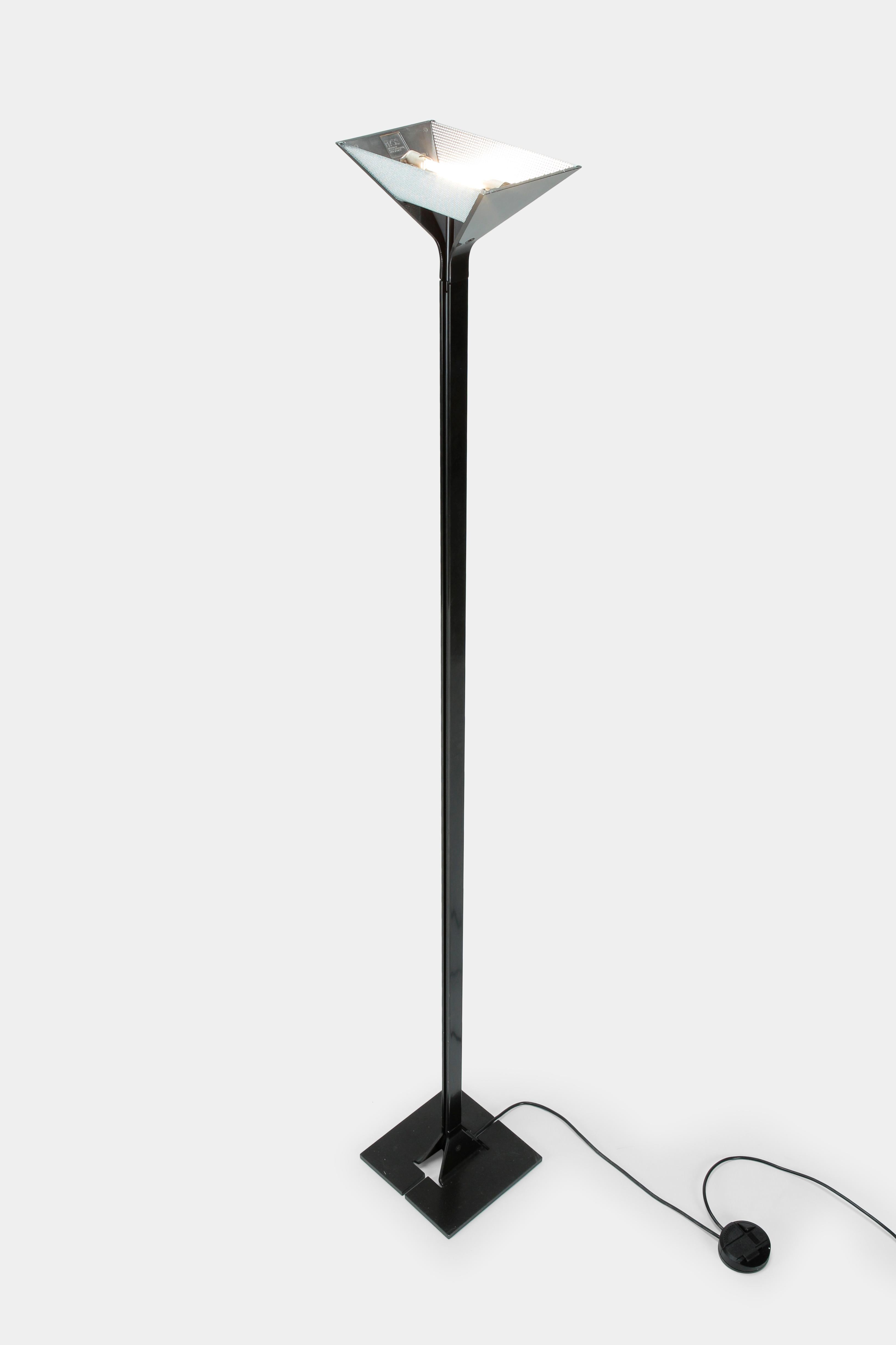 Description
Afra & Tobia Scarpa “Papillona” floor lamp manufactured by Flos in the 1970s in Italy. Minimalist uplight made of black lacquered aluminum. Foot switch with dimmer.