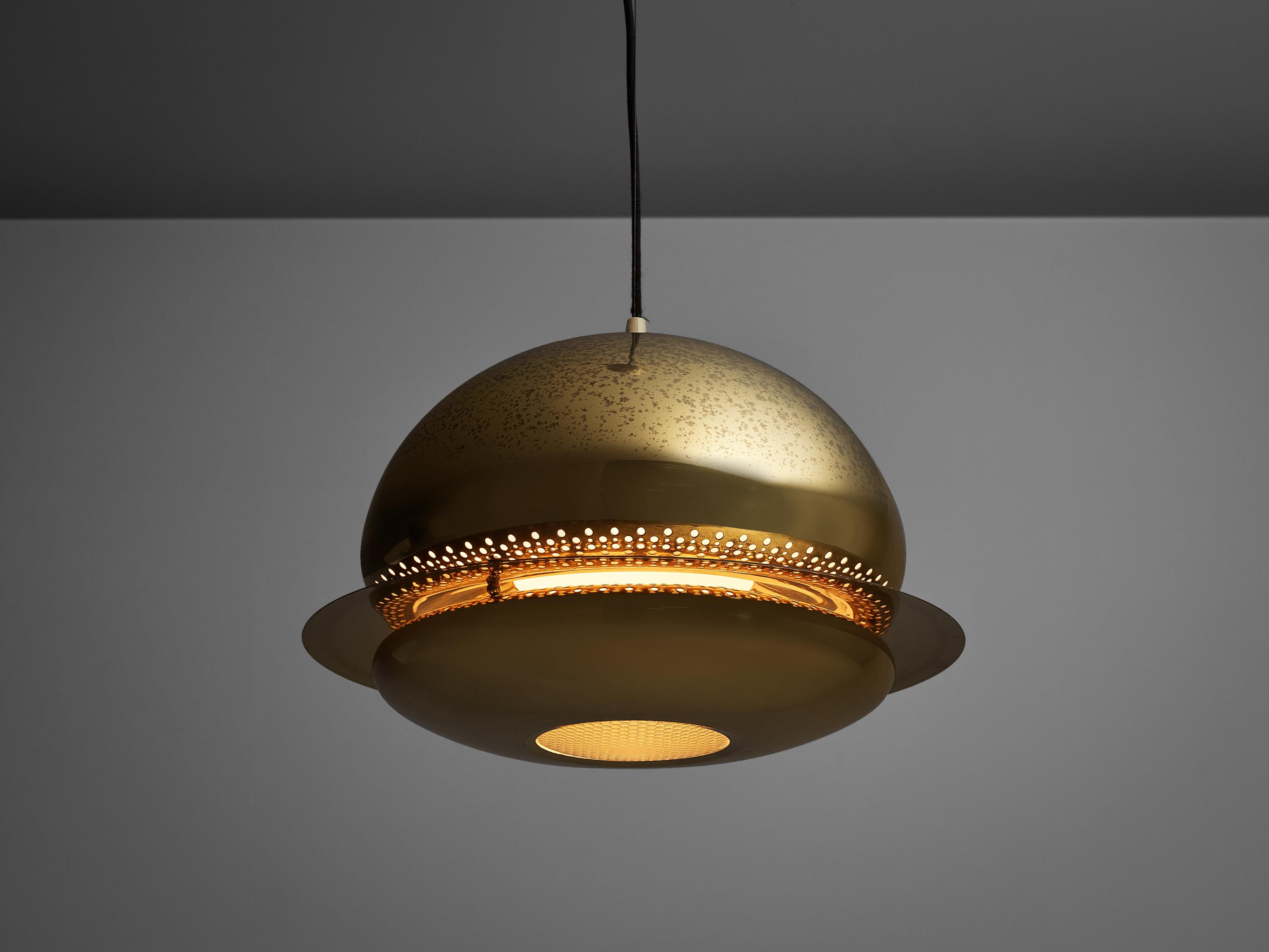 Afra & Tobia Scarpa for Flos, pendant lamp ‘Nictea’, brass, Italy, 1961.

Afra and Tobia Scarpa pendant lamp in patinated brass. The ‘Nictea’ pendant lamp is a beautiful example of the designs that Afra & Tobia Scarpa designed in the 1960s. It