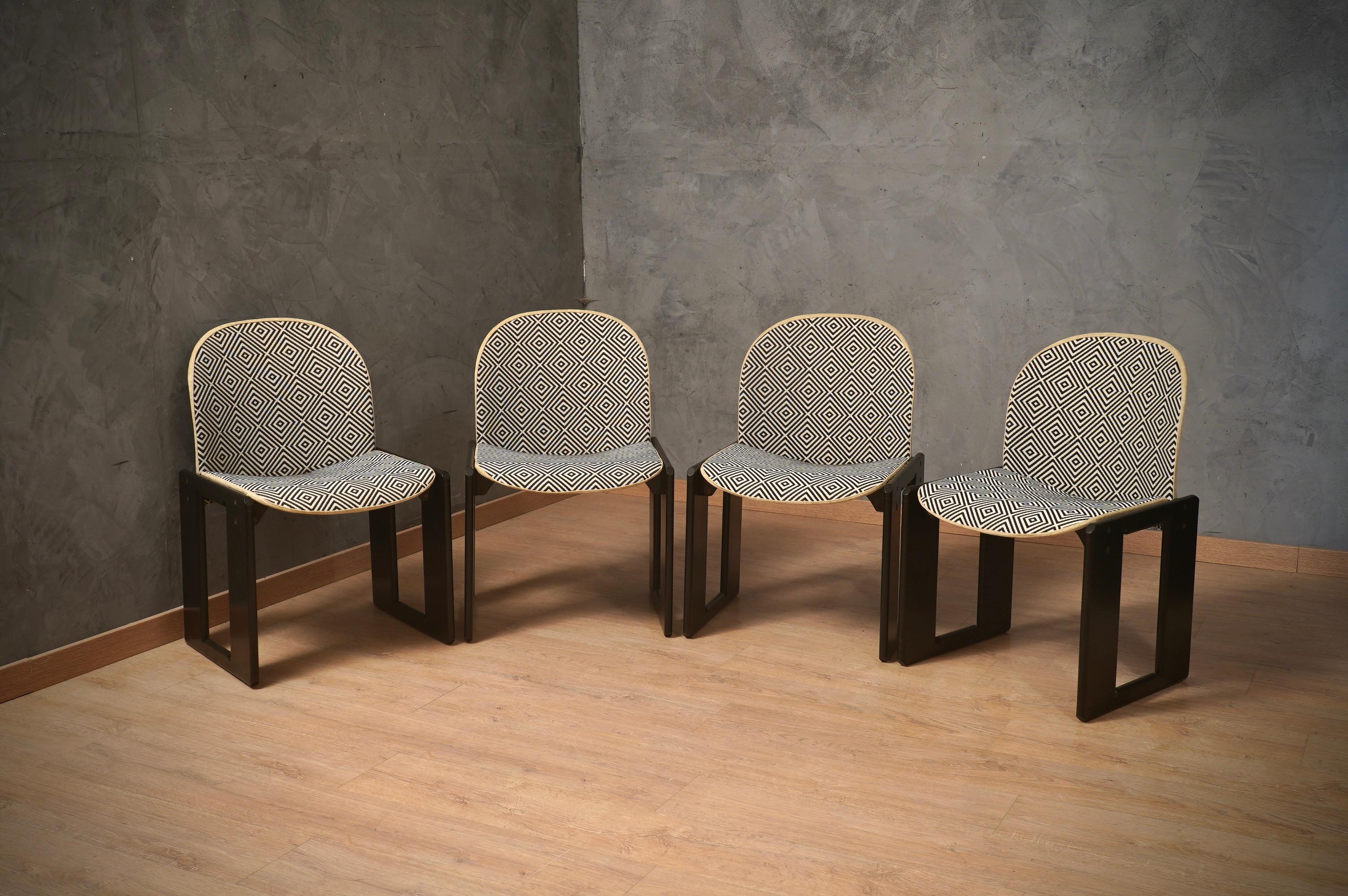 Un style italien passionnant pour ce groupe de quatre chaises conçues par Afra et Tobia Scarpa pour Cassina. Un design linéaire et épuré, mais en même temps étonnant par la combinaison des matériaux utilisés.

Les chaises sont fabriquées en bois de