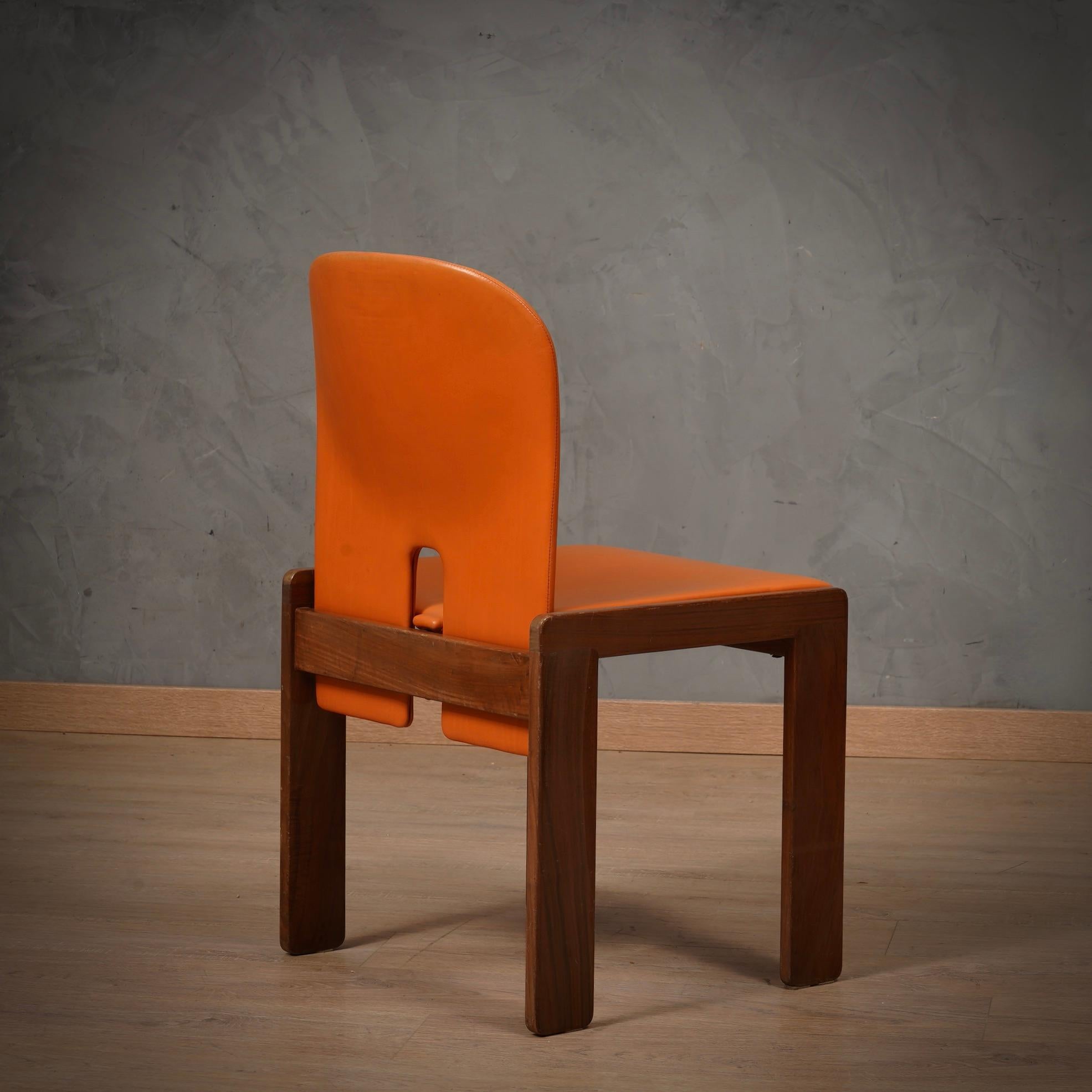 Afra & Tobia Scarpa per Cassina Modelo 121 Sillas de comedor de cuero y nogal, 1967 en venta 3