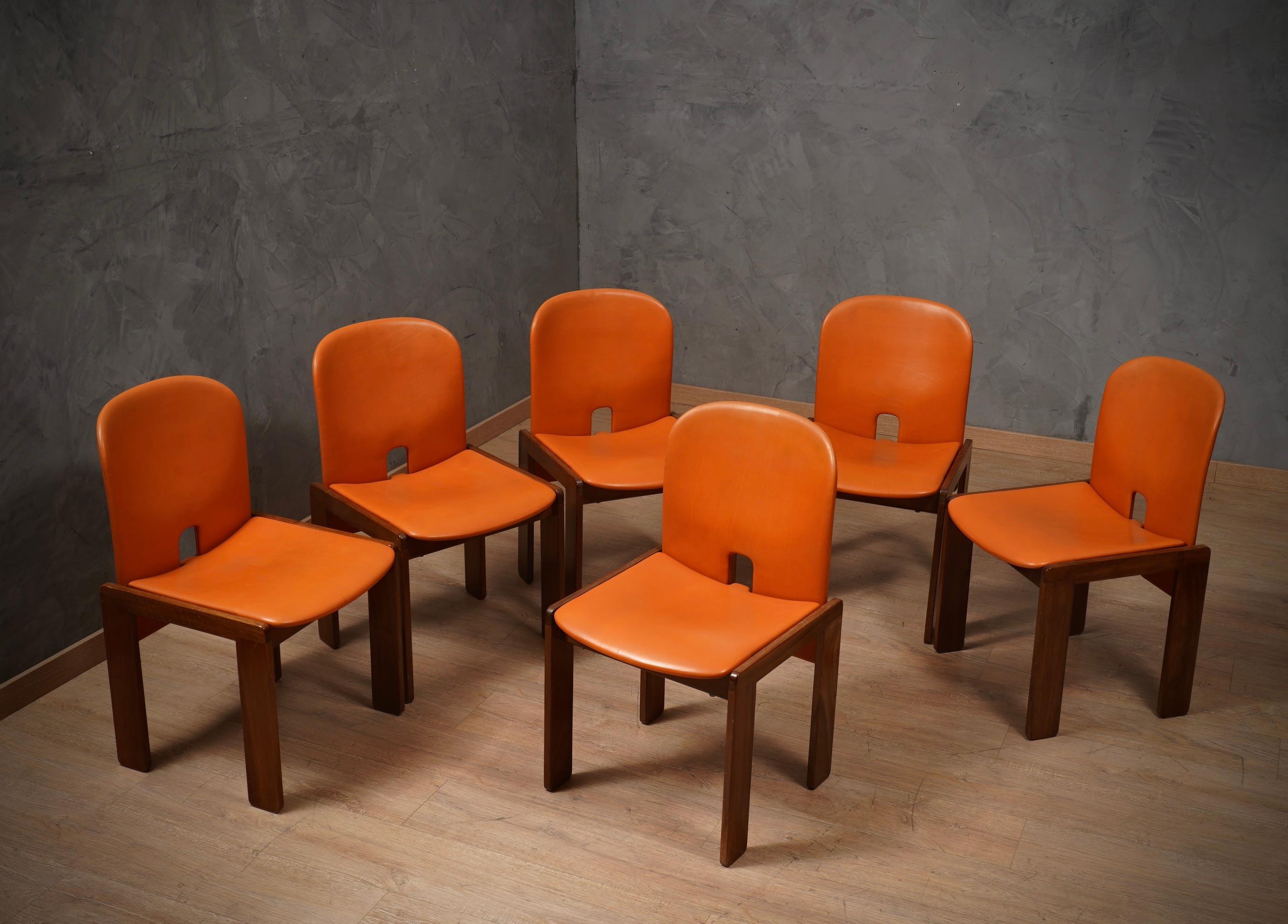 Afra & Tobia Scarpa per Cassina Model 121 Leather Walnut Dinning Chairs, 1967 For Sale 4