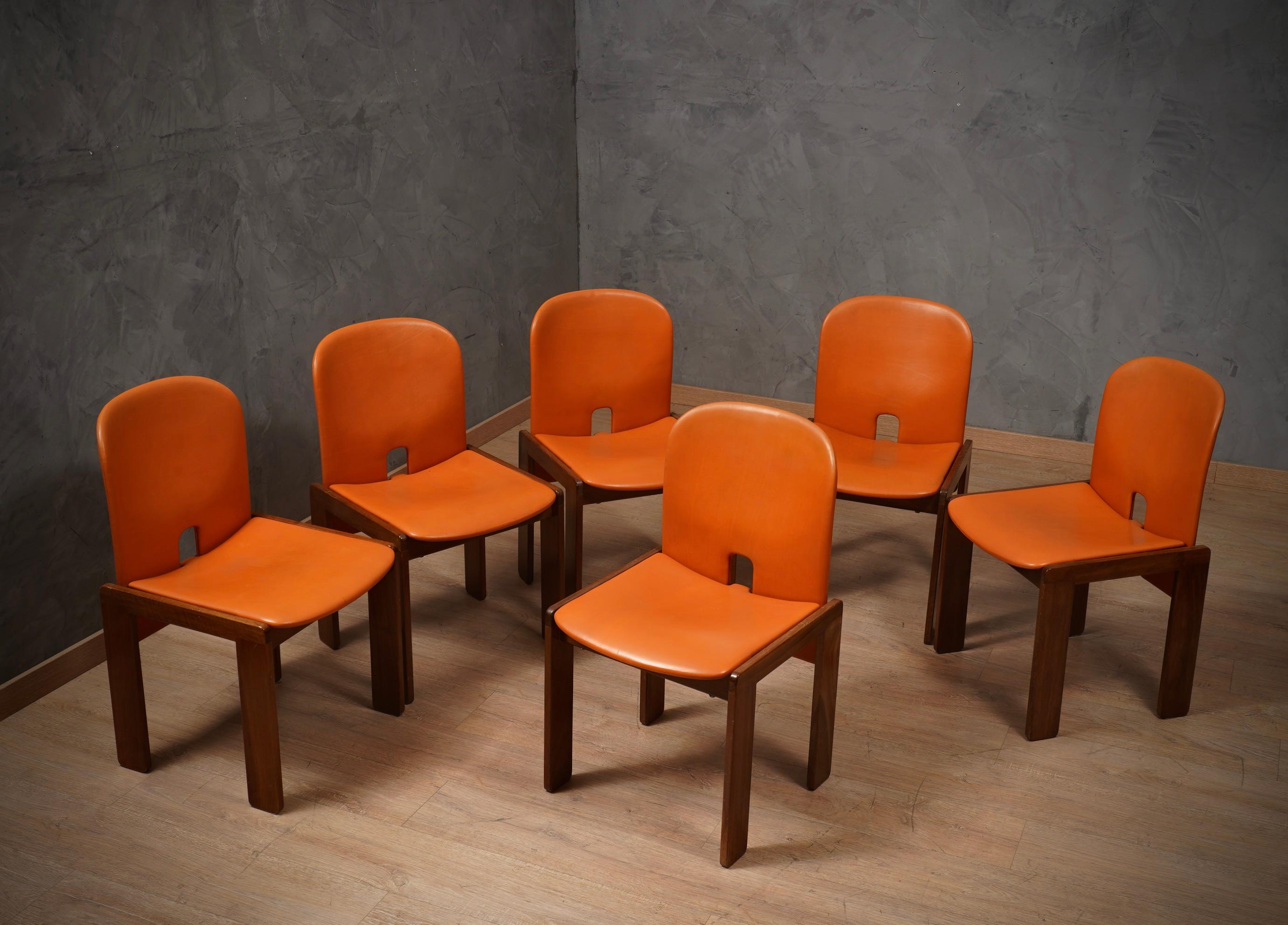 Afra & Tobia Scarpa per Cassina Modelo 121 Sillas de comedor de cuero y nogal, 1967 en venta 4