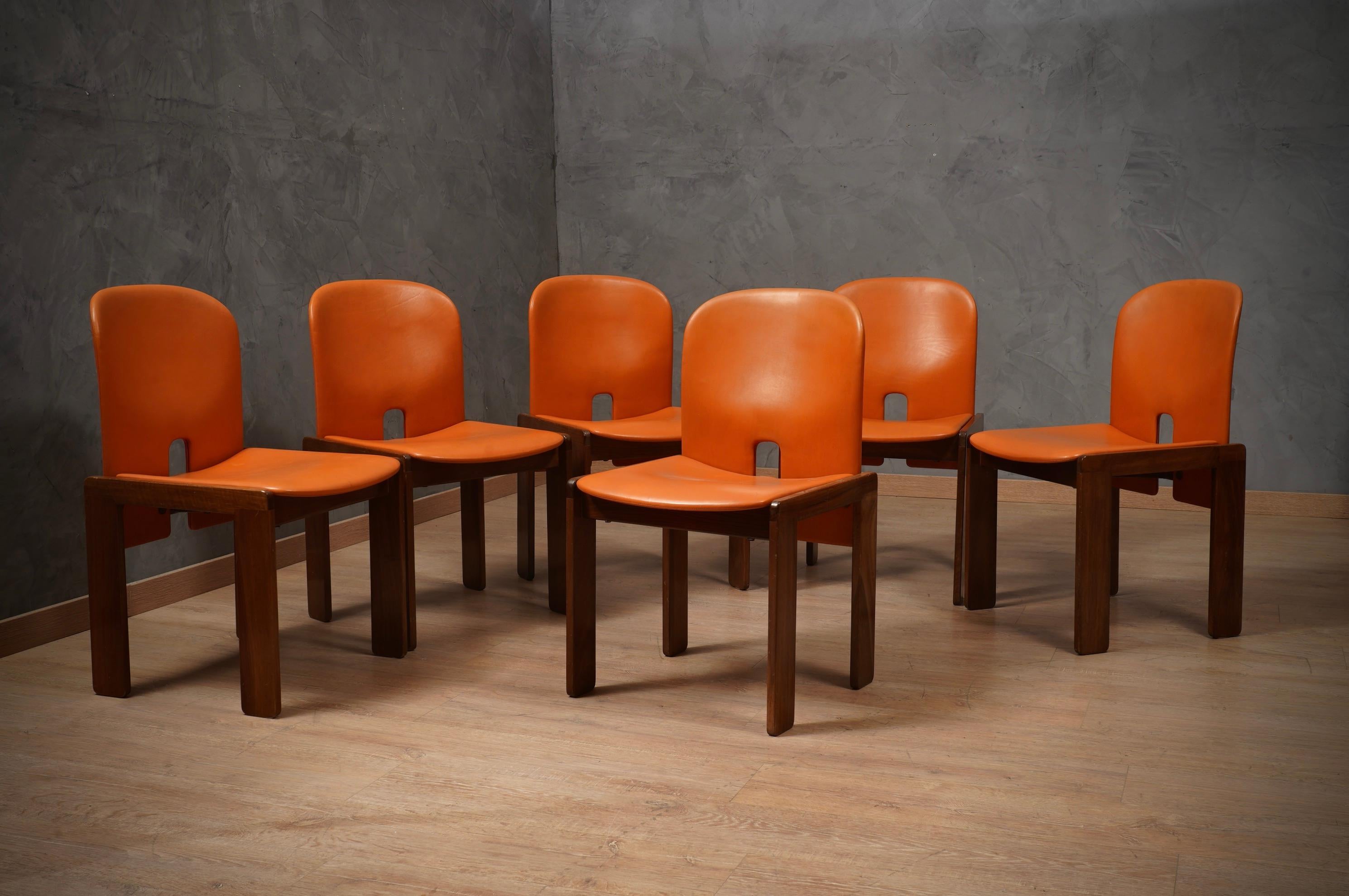 Emocionante estilo italiano para este grupo de seis sillas diseñadas por Afra & Tobia Scarpa para Cassina. Diseño lineal y limpio, pero al mismo tiempo sorprendente por la combinación de materiales utilizados.

Las sillas son de madera de nogal, y