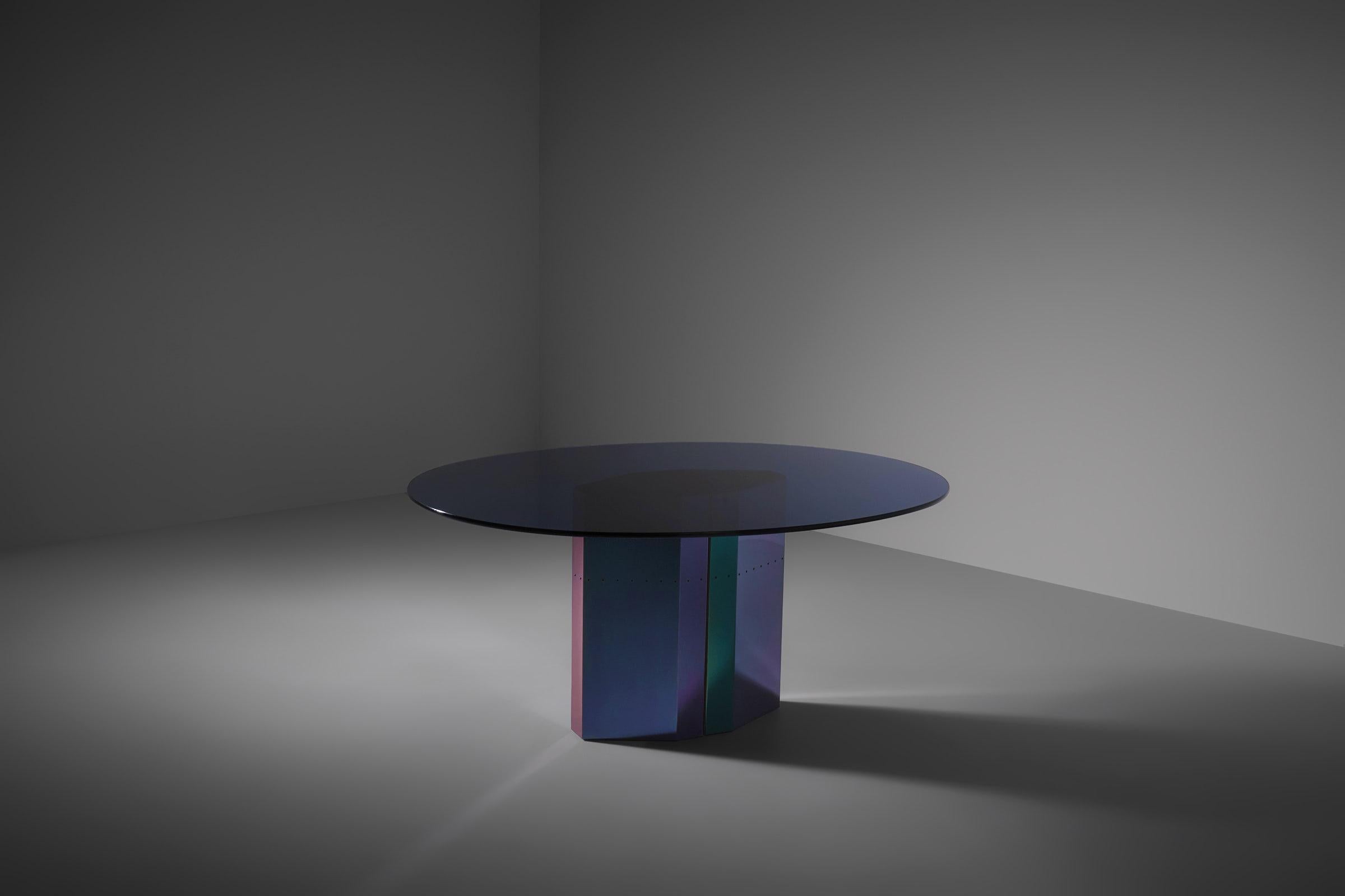 Tavolo da pranzo mod. 'Polygonon' di Afra & Tobia Scarpa per B&B Italia, Italia, 1984. Un design intrigante con la base in acciaio inossidabile elettro-trattato con una finitura iridescente che si trasforma in diversi colori, dal blu al verde, al