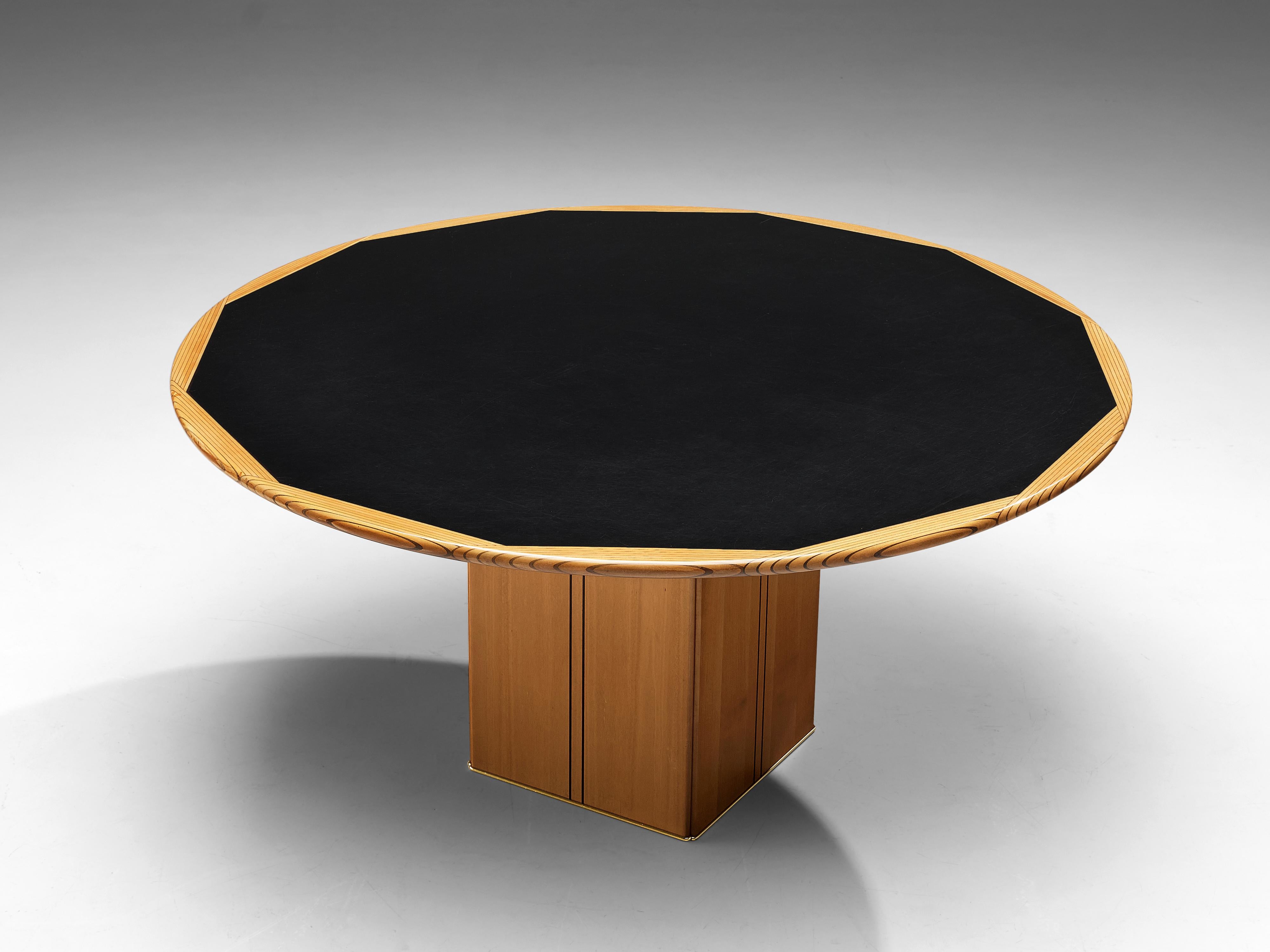 Afra & Tobia Scarpa for Maxalto, round dining table model ‘Artona’, walnut, ebony wood, Italy, 1975

The table was designed by Afra & Tobia Scarpa within the ‘Artona’ line for Maxalto. On a squared pedestal base rests a round tabletop. The top in