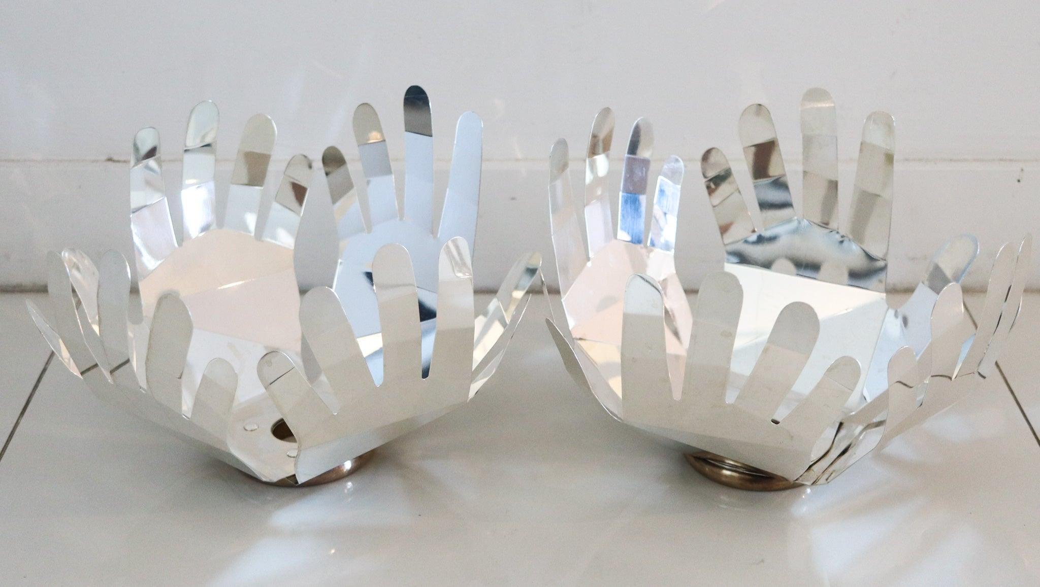 Coppia di ciotole per le mani disegnate da Afra & Tobia Scarpa.

Si tratta di una favolosa coppia di ciotole abbinate, disegnate a Milano dagli architetti Afra & Tobia Scarpa nel 1990. Le ciotole scultoree sono state progettate come quattro lancette