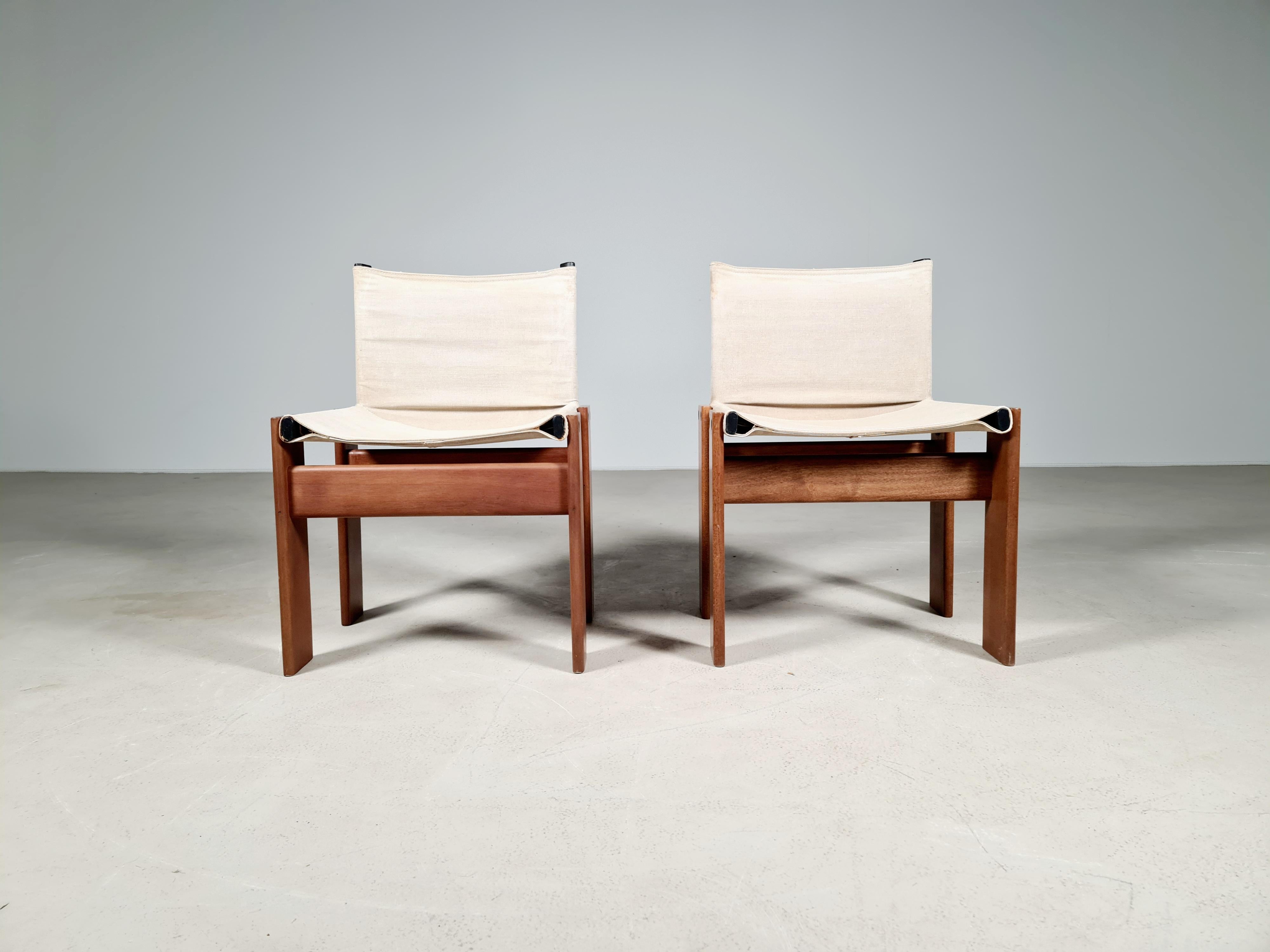 A set of 2 walnut and canvas dining chairs, model Monk, for Molteni, Italy, 1970s.
The light canvas forms a beautiful combination with the wood. An interesting and high-quality chair. Simple and solid design by Italian award-winning designers