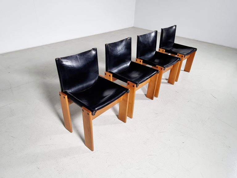 A set of 4 walnut and black leather dining chairs, model Monk, for Molteni, Italy, 1970s.
The black leather seats form a beautiful combination with the wood. An interesting and high-quality chair. Simple and solid design by Italian award-winning