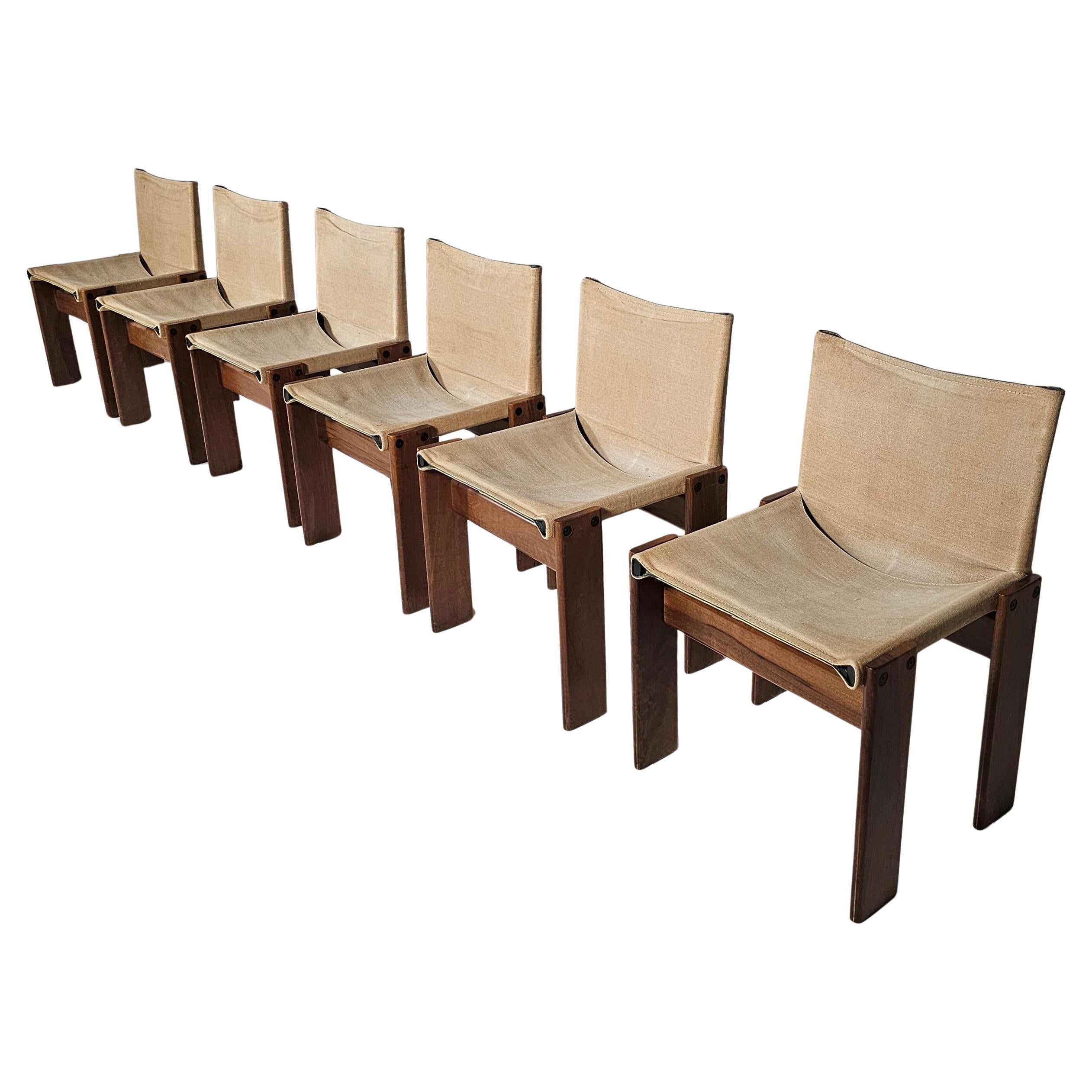 Set di 6 sedie da pranzo in noce e tela, modello Monk, per Molteni, Italia, anni Settanta.
I sedili in tela formano una splendida combinazione con il legno di noce. Una sedia interessante e di alta qualità. Design semplice e solido realizzato dalla