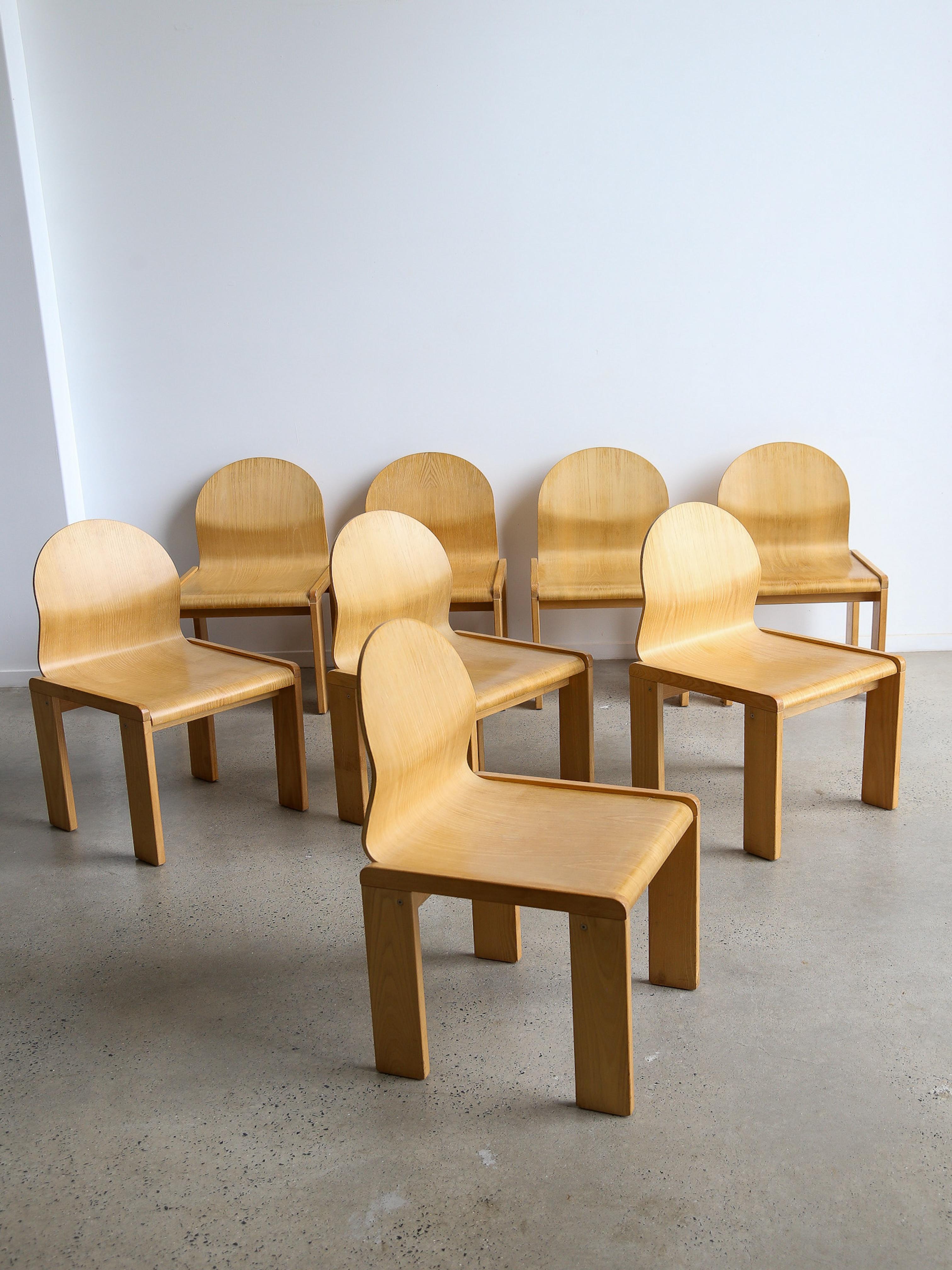 Sedie da pranzo in compensato di Afra & Tobia Scarpa, metallo e compensato, Italia, 1973, set di otto. Seguendo la tipica linea geometrica del duo Scarpa, questa particolare sedia presenta una seduta e uno schienale ergonomici in compensato. La