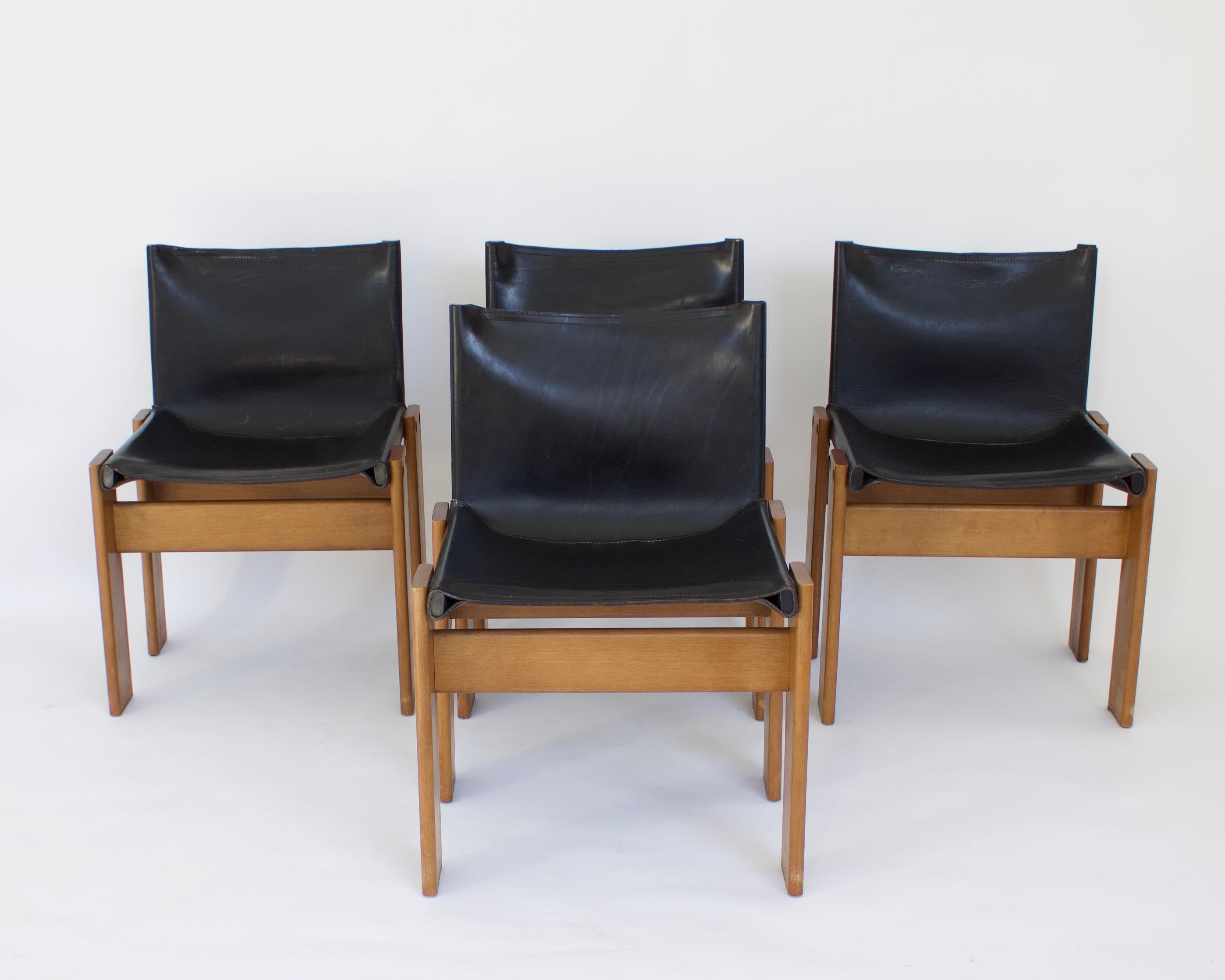 The particular feature of this model is the support structure composed of two equal trestles in solid wood attached to shaped metal tubing, creating a single element for the seat and back. The two structural parts are joined by two pairs of bolts