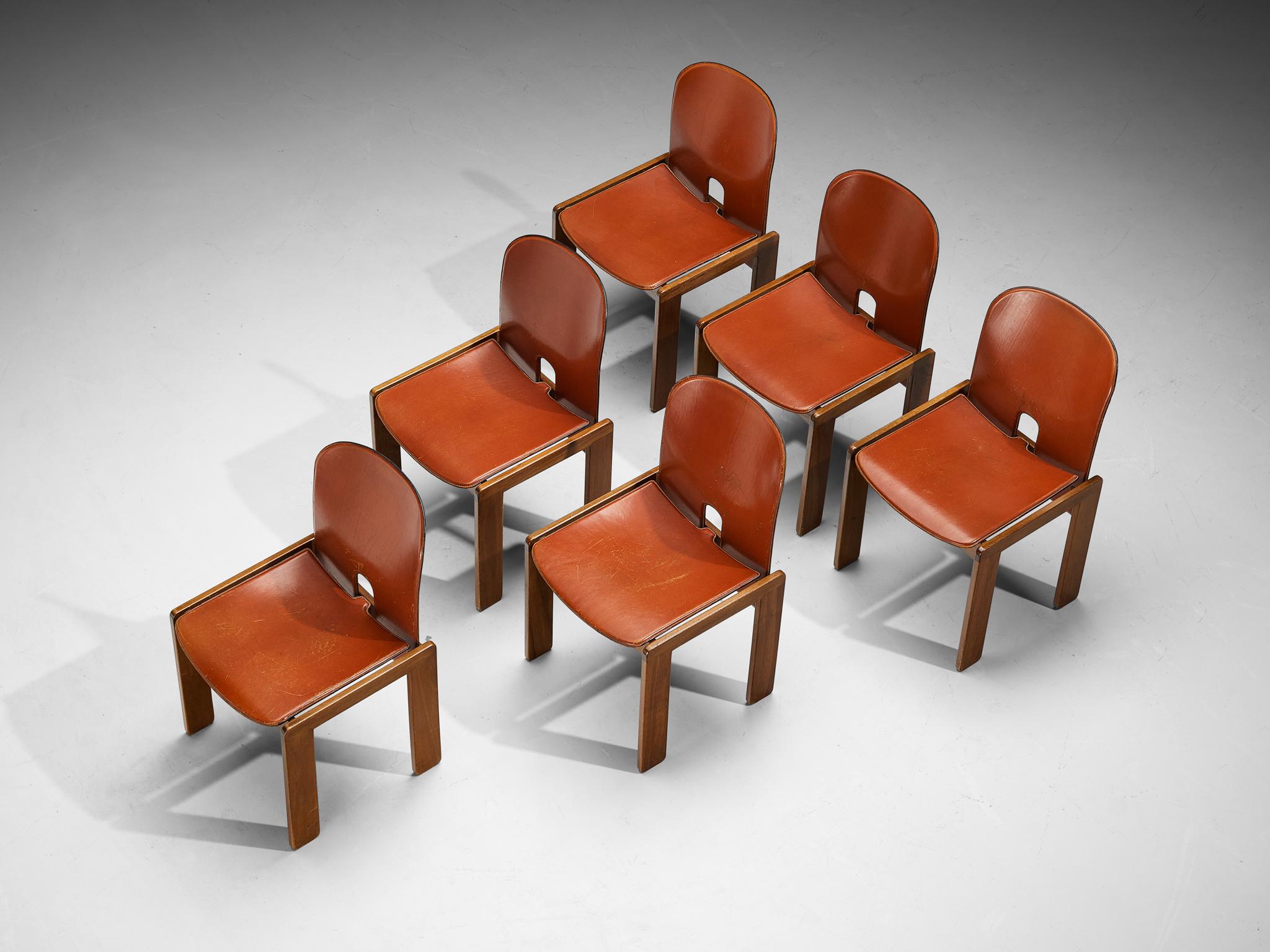 Afra & Tobia Scarpa für Cassina, Satz von sechs Esszimmerstühlen Modell '121', Nussbaum, cognacfarbenes Leder, Italien, Entwurf 1965

Set aus sechs Esszimmerstühlen des italienischen Designerpaars Tobia und Afra Scarpa. Diese Stühle haben ein