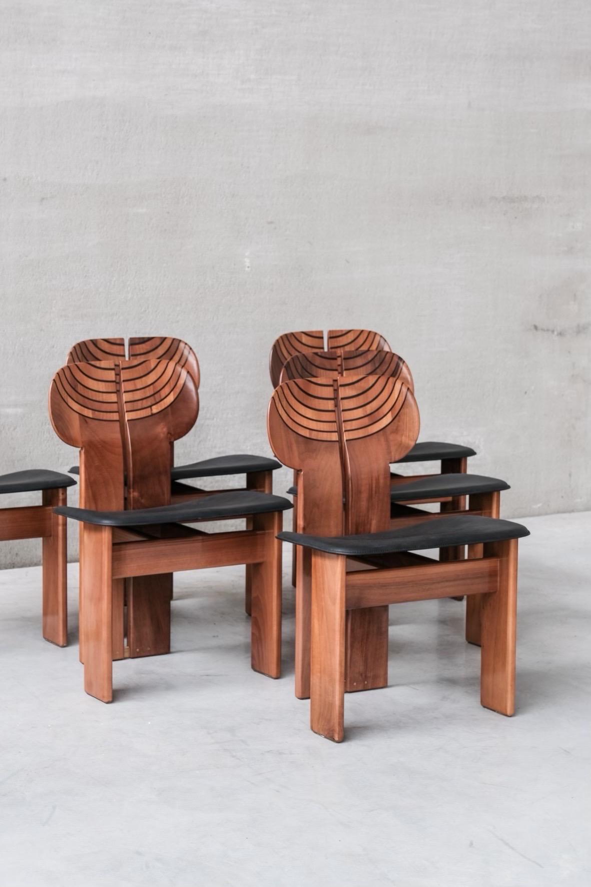 Un ensemble rare et frappant de six chaises de salle à manger 