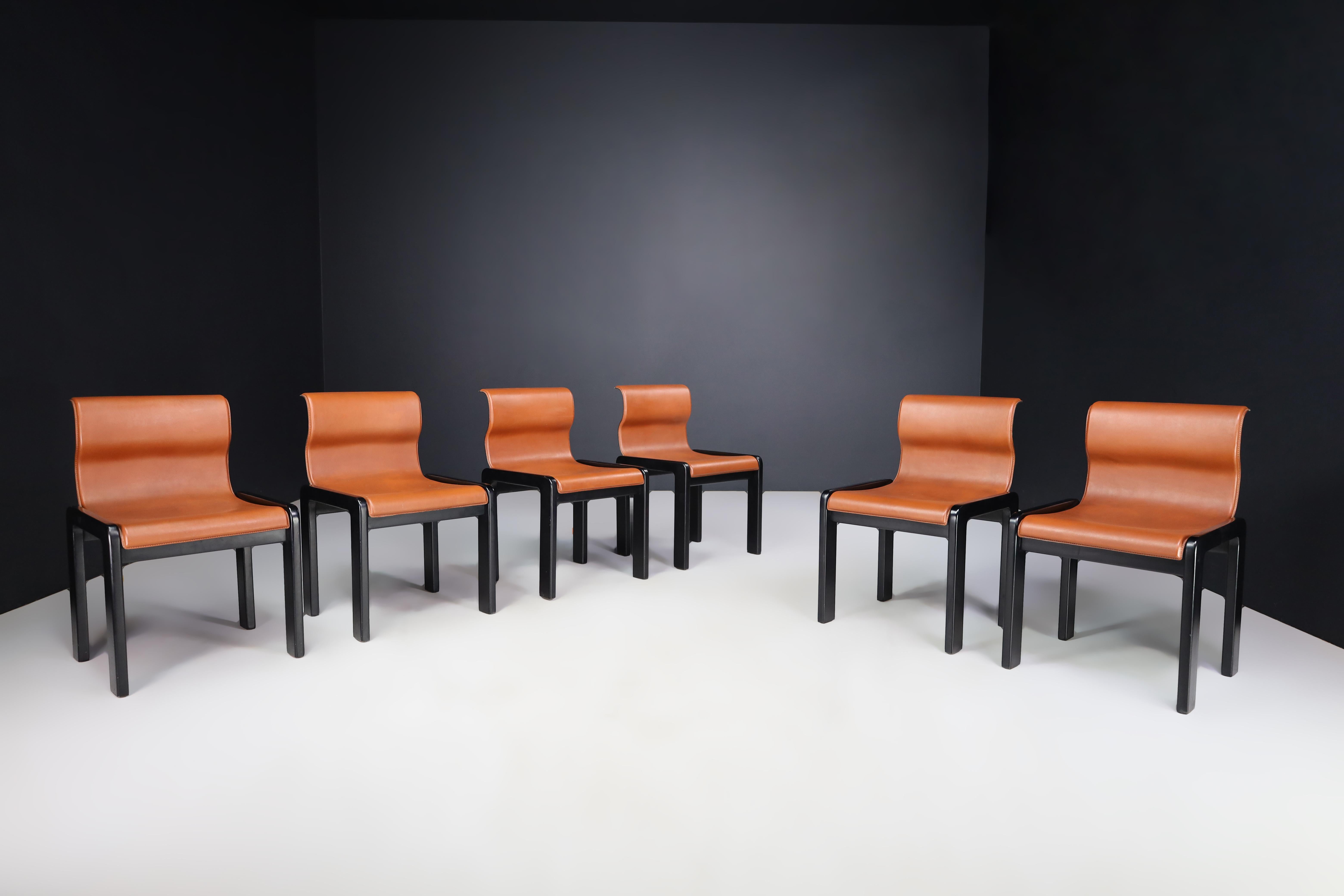 Afra & Tobia Scarpa ensemble de six chaises de salle à manger en cuir cognac et bois laqué noir, Italie 1966

Voici un superbe ensemble de six chaises de salle à manger en cuir brun cognac et bois laqué noir. Ils ont été conçus en Italie en 1966 par