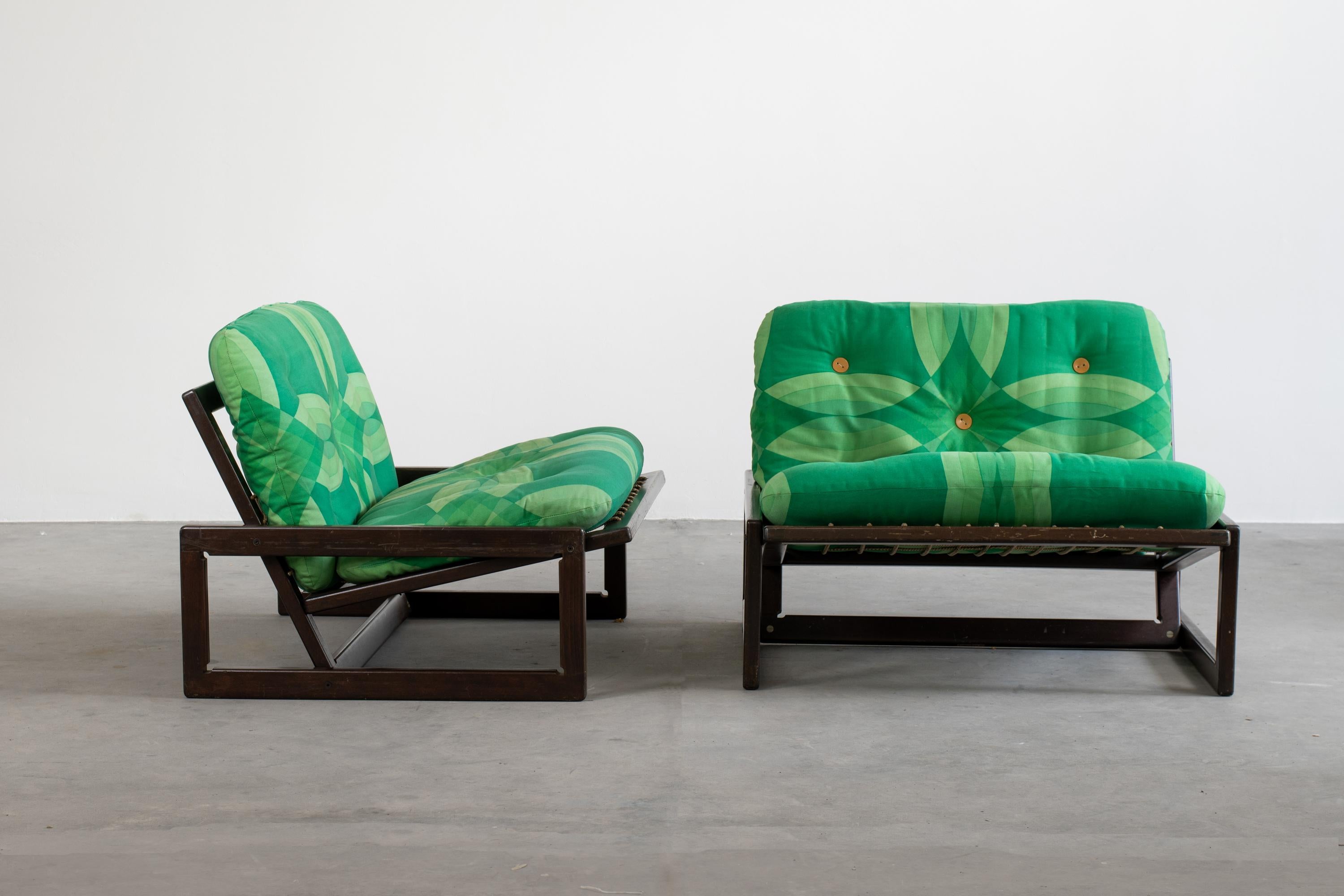 Set of two Carlotta chairs designed by Afra and Tobia Scarpa, Produced by Cassina in 1967.
The chairs present a wooden structure upholstered by cushions covered in a green fancy fabric and supported by elastic bands.


Licterature: Giuliana