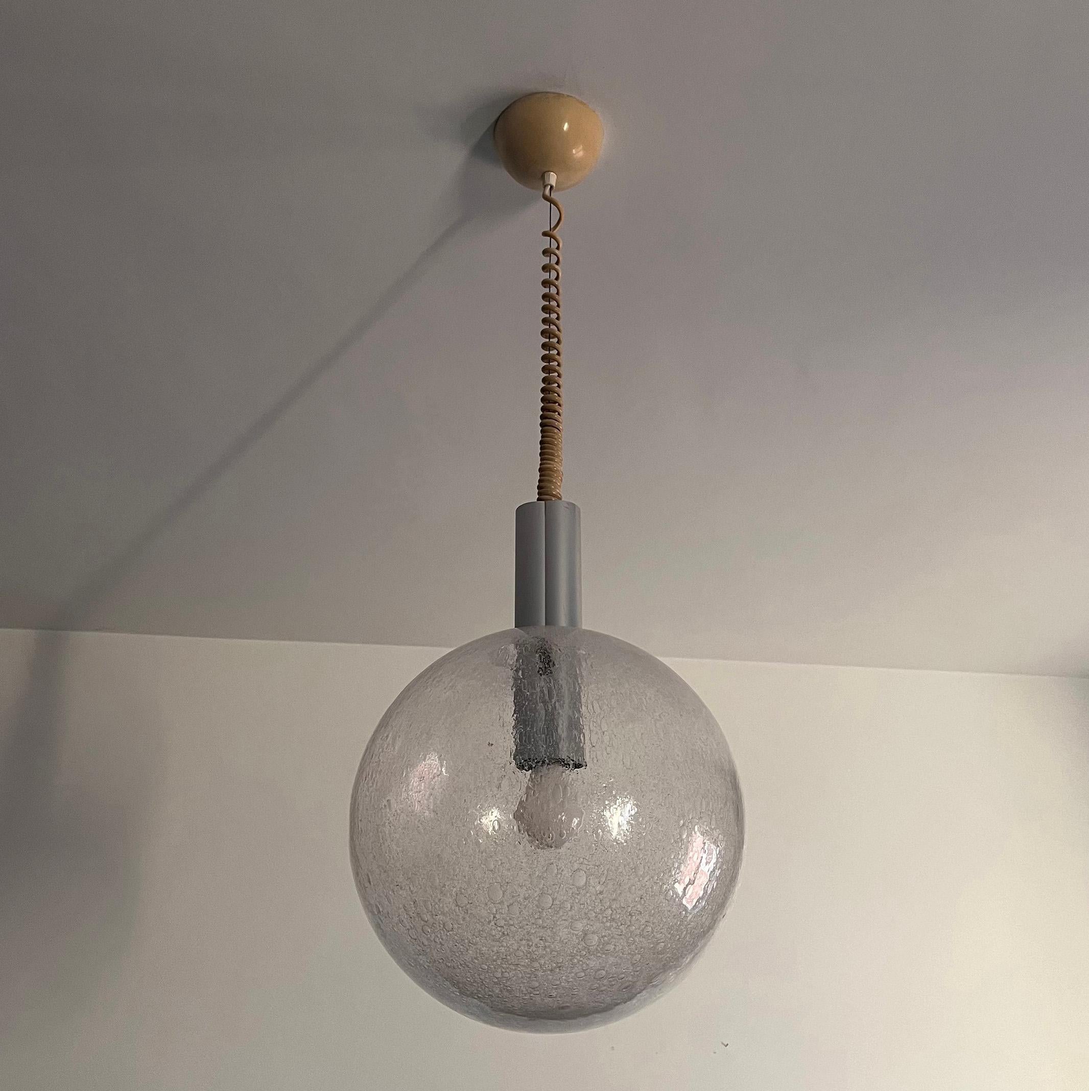 Afra & Tobia Scarpa (1935-2011 & 1935-)

« Sfera »

An aluminum and blown glass pendant light, the spherical glass shade with metallized and frosted finish, with inclusion of metal particules and silica, with a cylindrical aluminum tube containing