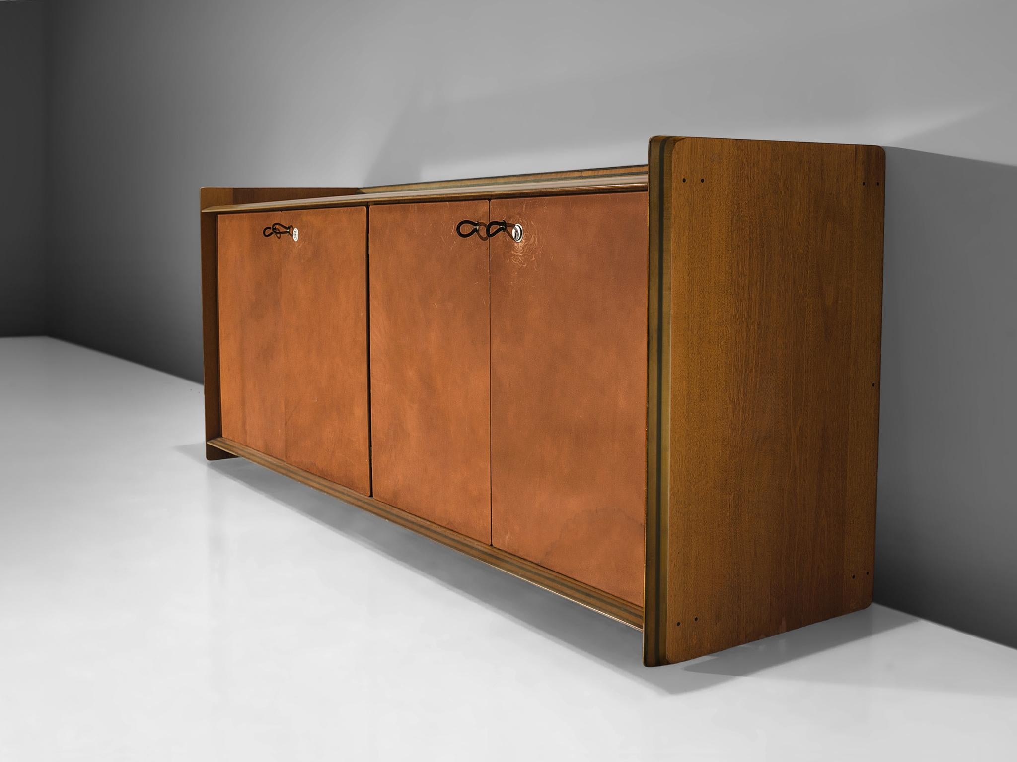 Afra & Tobia Scarpa, sideboard model 'Artona', walnut, leather, Italy, circa 1975

This sideboard with leather front is designed as part of the Artona line by The Artona line by the Scarpa duo was in fact the first line ever produced by Maxalto,