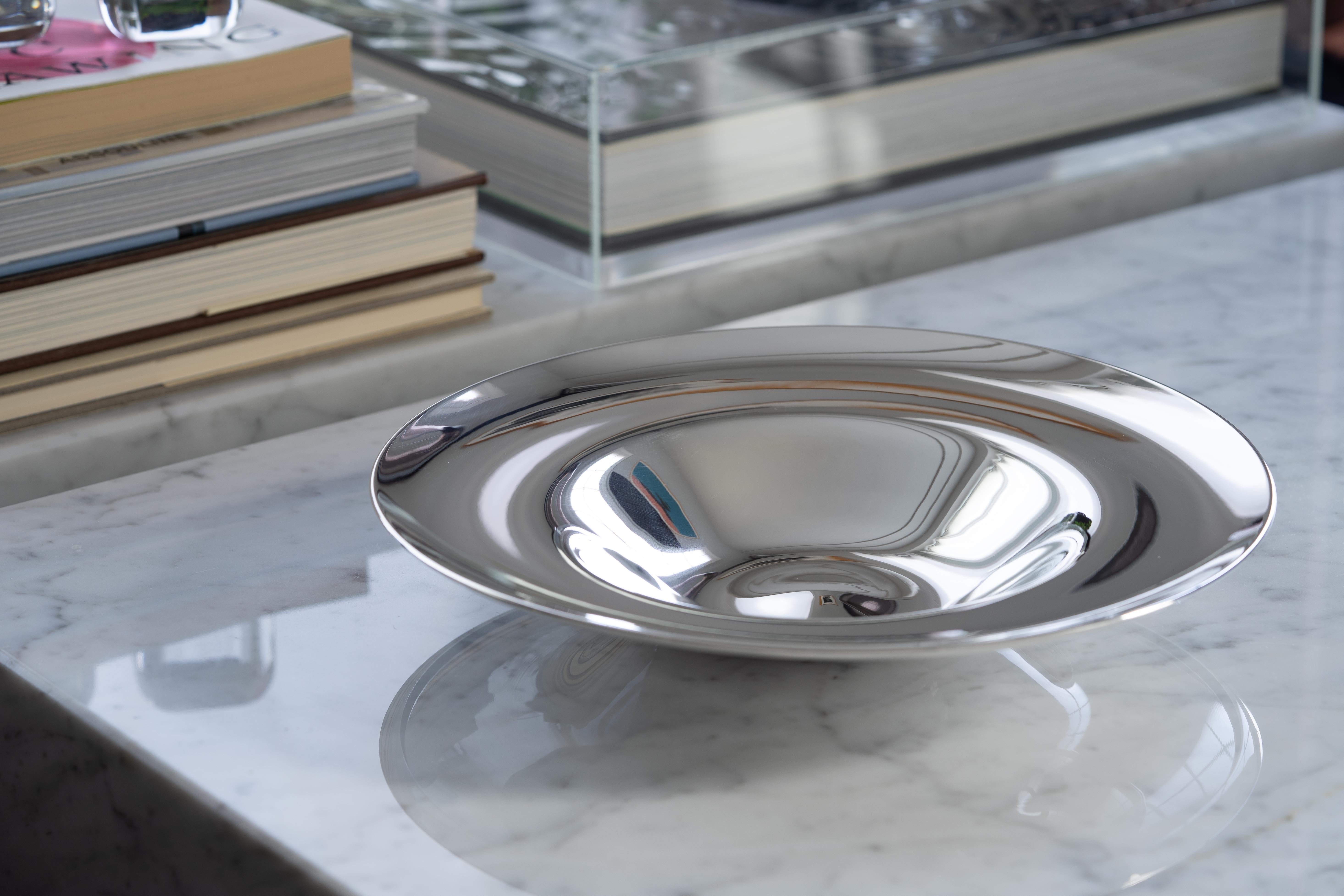 Solid silver bowl designed by Afra & Tobia Scarpa for Milan-based silversmiths San Lorenzo in 1992. Made from 999 pure silver, the bowl's seamless surface reflects and distorts its surroundings to beautiful effect, while highlighting the natural