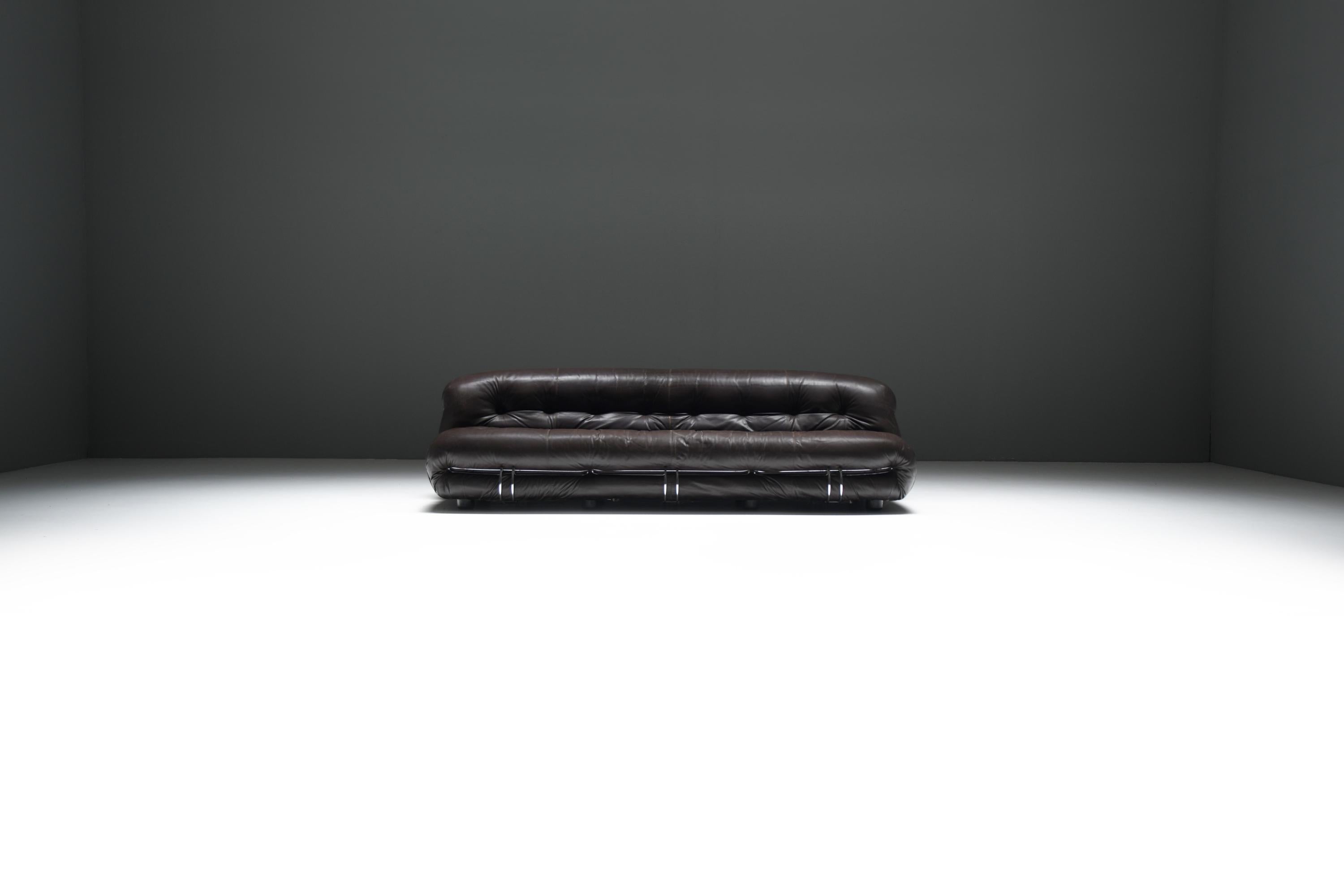 
Afra & Tobia Scarpa “Soriana” 3-Seater Sofa in Dark Chocolate Leather – Original Cassina Production (1970s)

A rare and iconic example of the award-winning “Soriana” 3-seater sofa by legendary Italian design duo Afra & Tobia Scarpa, produced by