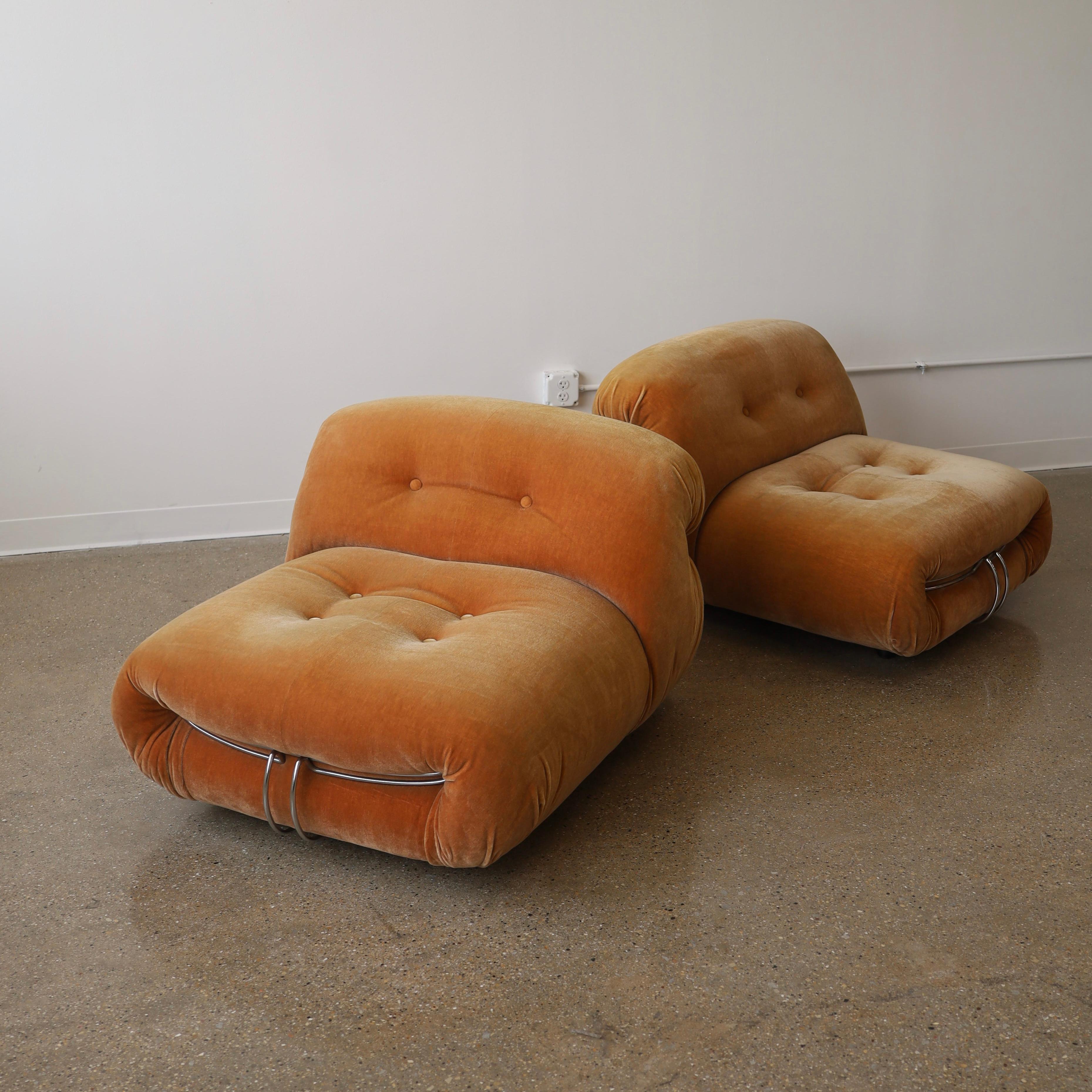 c. 1960 per Cassina, Italia. Queste sedie hanno una storia eccezionale: erano di proprietà del visionario architetto Arthur Cotton Moore. An He li fece rivestire di un delizioso mohair che conservano tuttora. Il mohair si è notevolmente sbiadito,