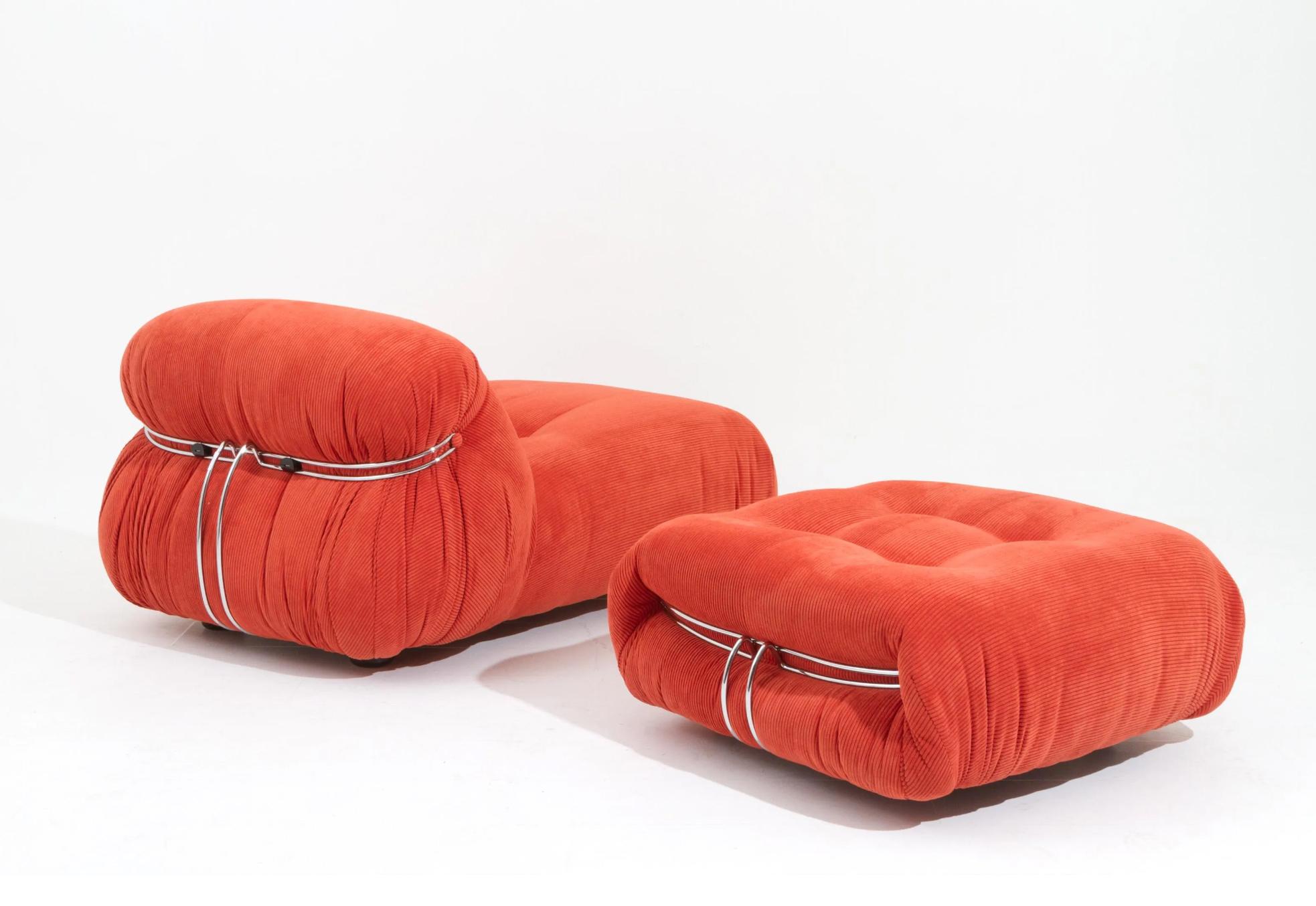 Afra & Tobia Scarpa 'Soriana' chaise lounge chair con pouf in velluto a coste rosso

Iconica chaise lounge della coppia di designer italiani Afra & Tobia Scarpa, disegnata nel 1969 e prodotta da Cassina negli anni Settanta. Il design di Soriana è
