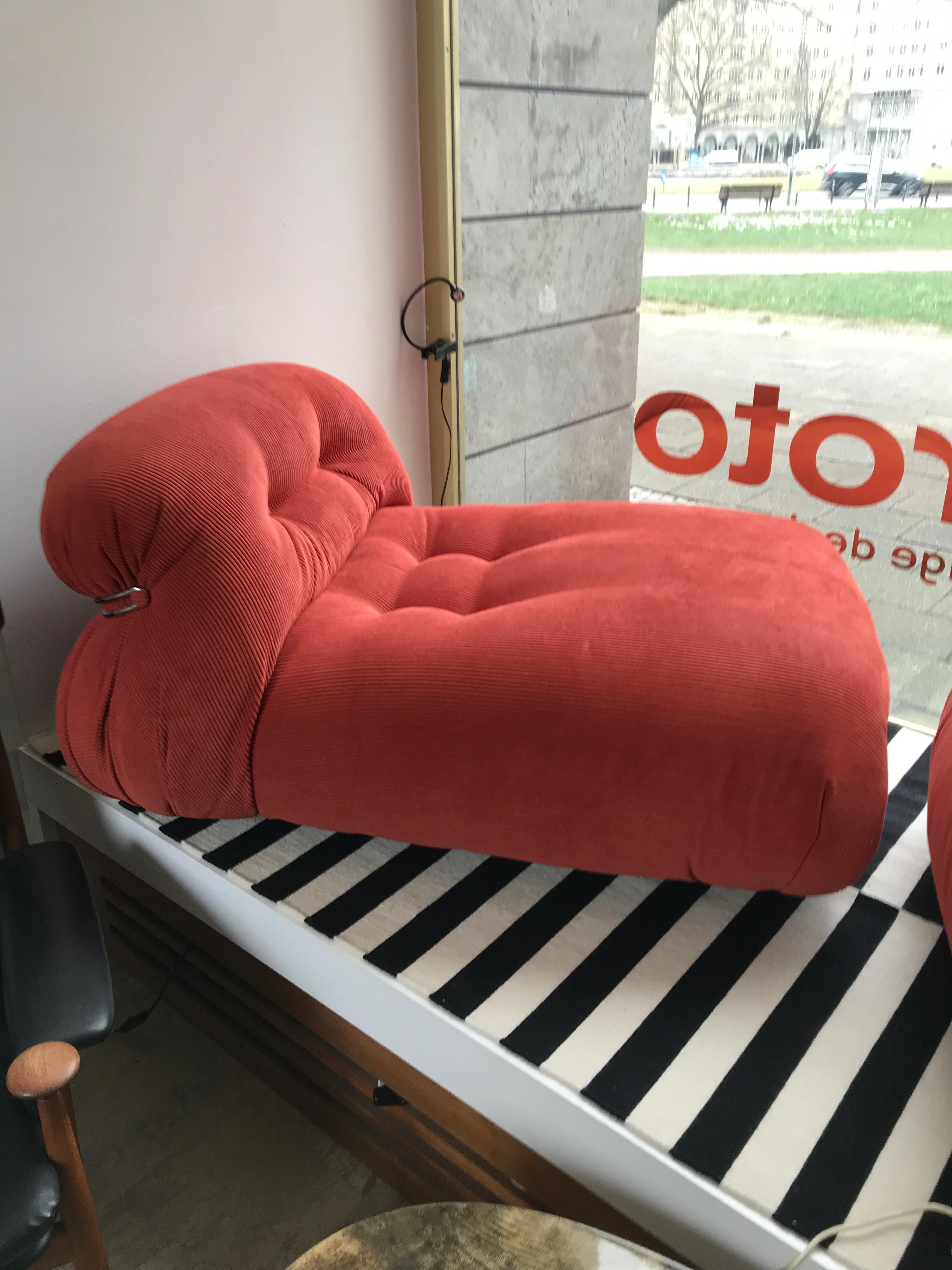 Afra & Tobia Scarpa 'Soriana' Chaise Lounge Chair with Ottoman in Red Corduroy For Sale 1