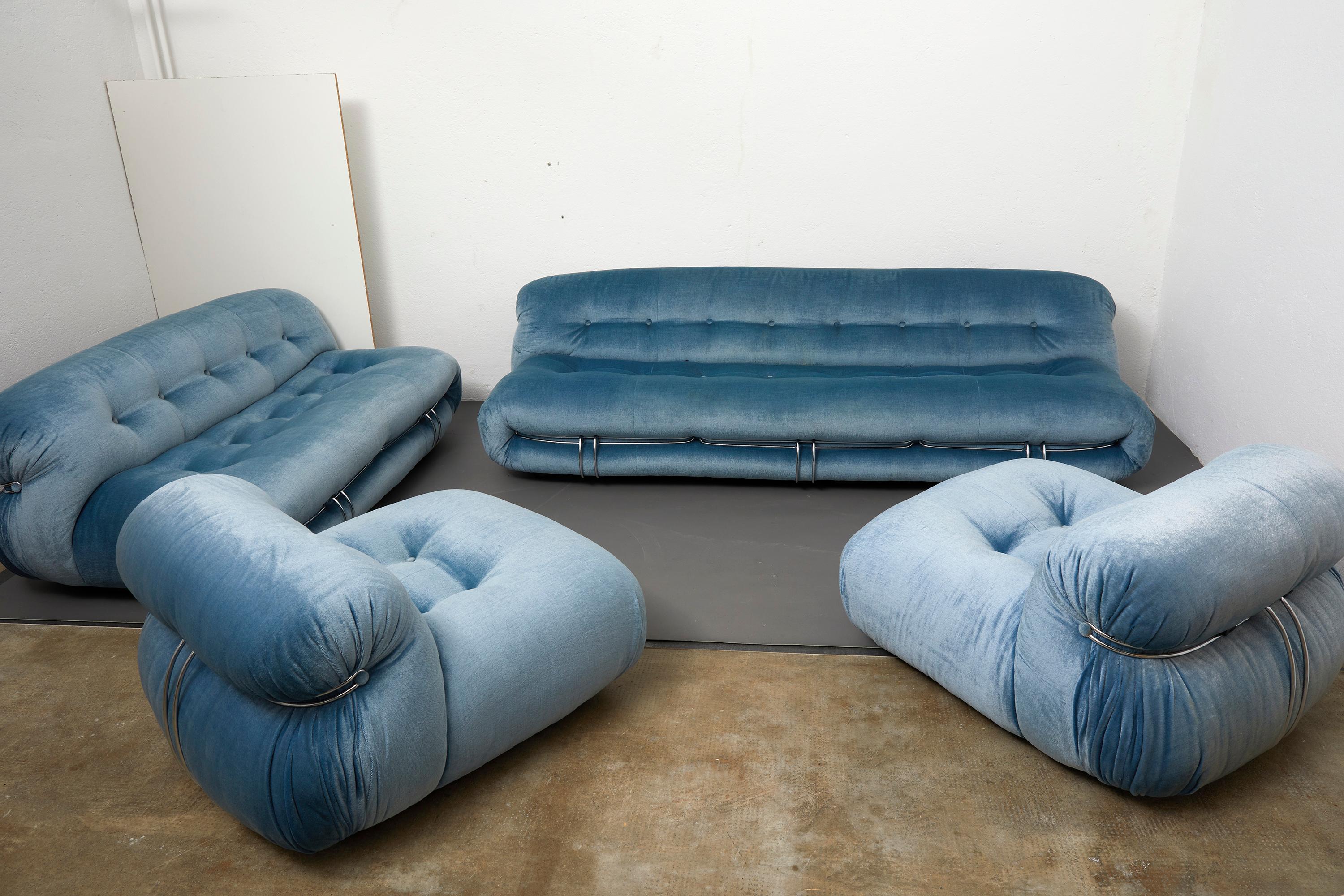 Afra and Tobia Scarpa Soriana living room set in sky blue velvet for Cassina 1970.

This exceptional set is composed of a large three seater sofa, a two seater sofa and a pair of lounge chairs.

All the elements are upholstered in a magnificent