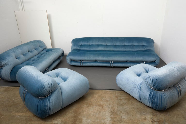 Afra and Tobia Scarpa Soriana living room set in sky blue velvet for Cassina 1970.

This exceptional set is composed of a large three seater sofa, a two seater sofa and a pair of lounge chairs.

All the elements are upholstered in a magnificent