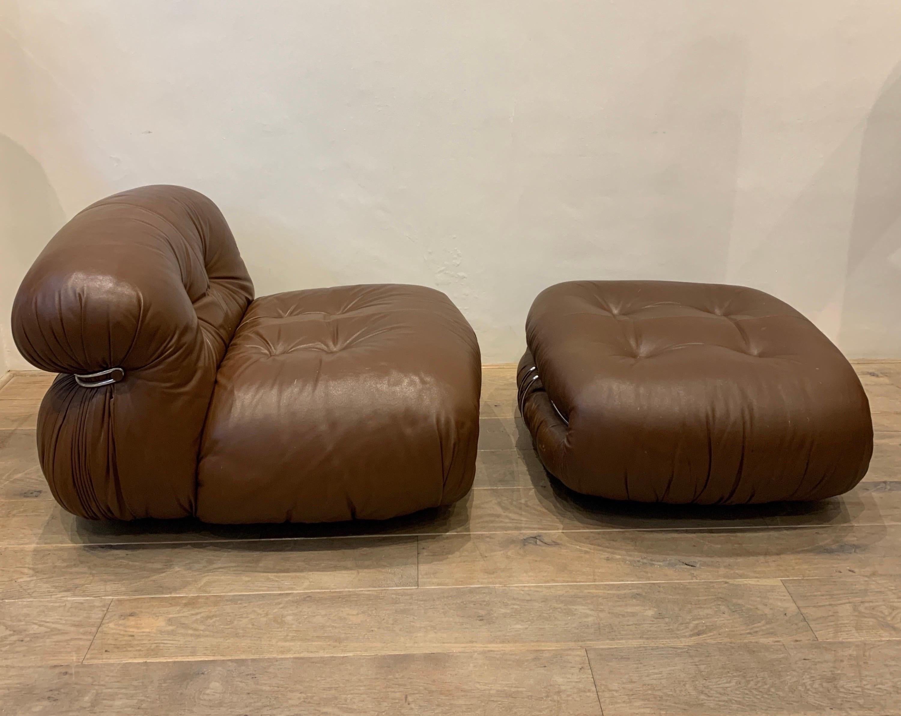 The Soriana is a myhtic lounge chair that was designed in 1969 by Afra&Tobia Scarpa. The color is maroon leather. It is in beautiful authentic condition with a great patina of the time. The seating is very good. It is a piece for the ones cherish to