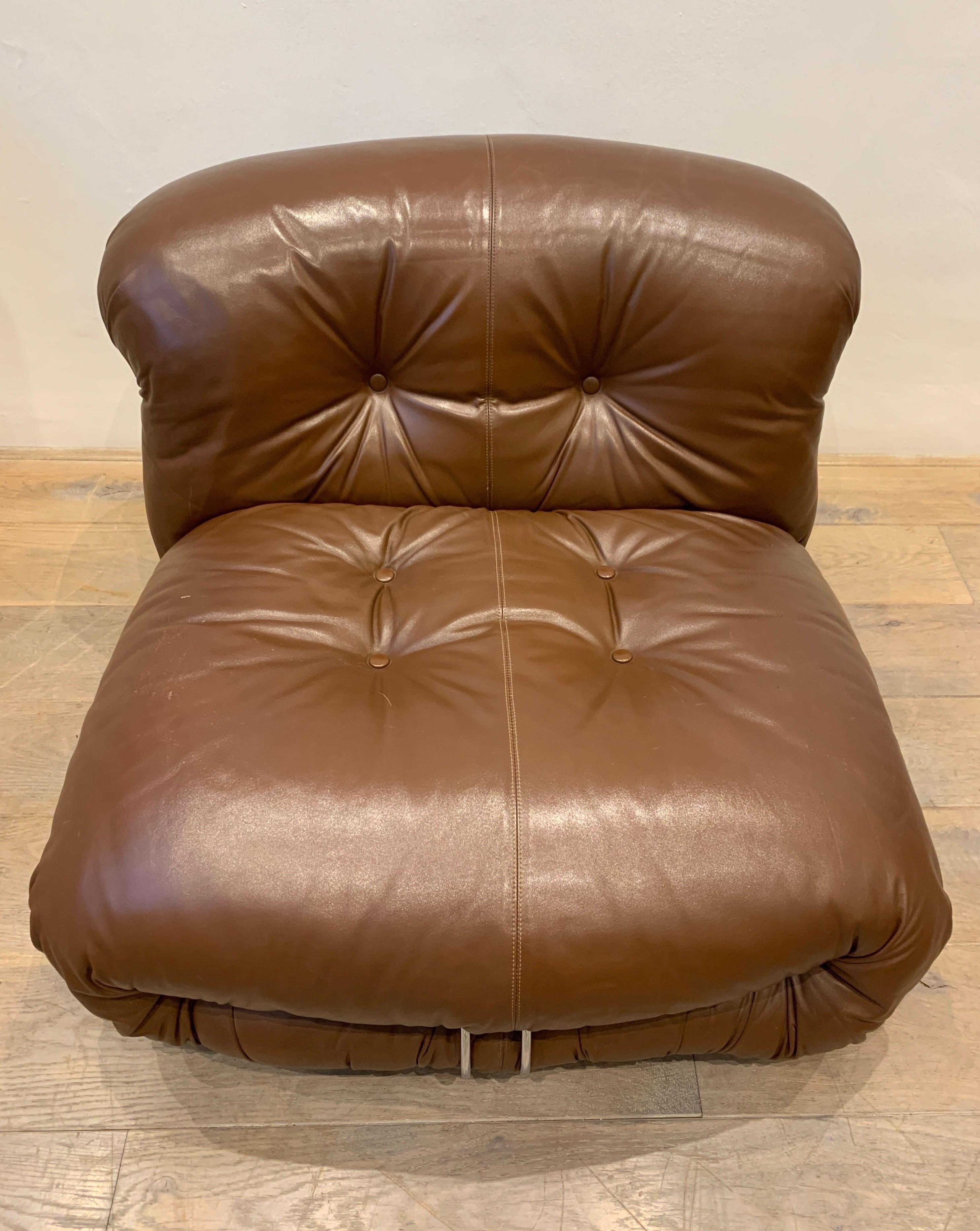 Milieu du XXe siècle  Fauteuil de salon avec pouf en cuir marron, 1969 par Afra & Tobia Scarpa. en vente