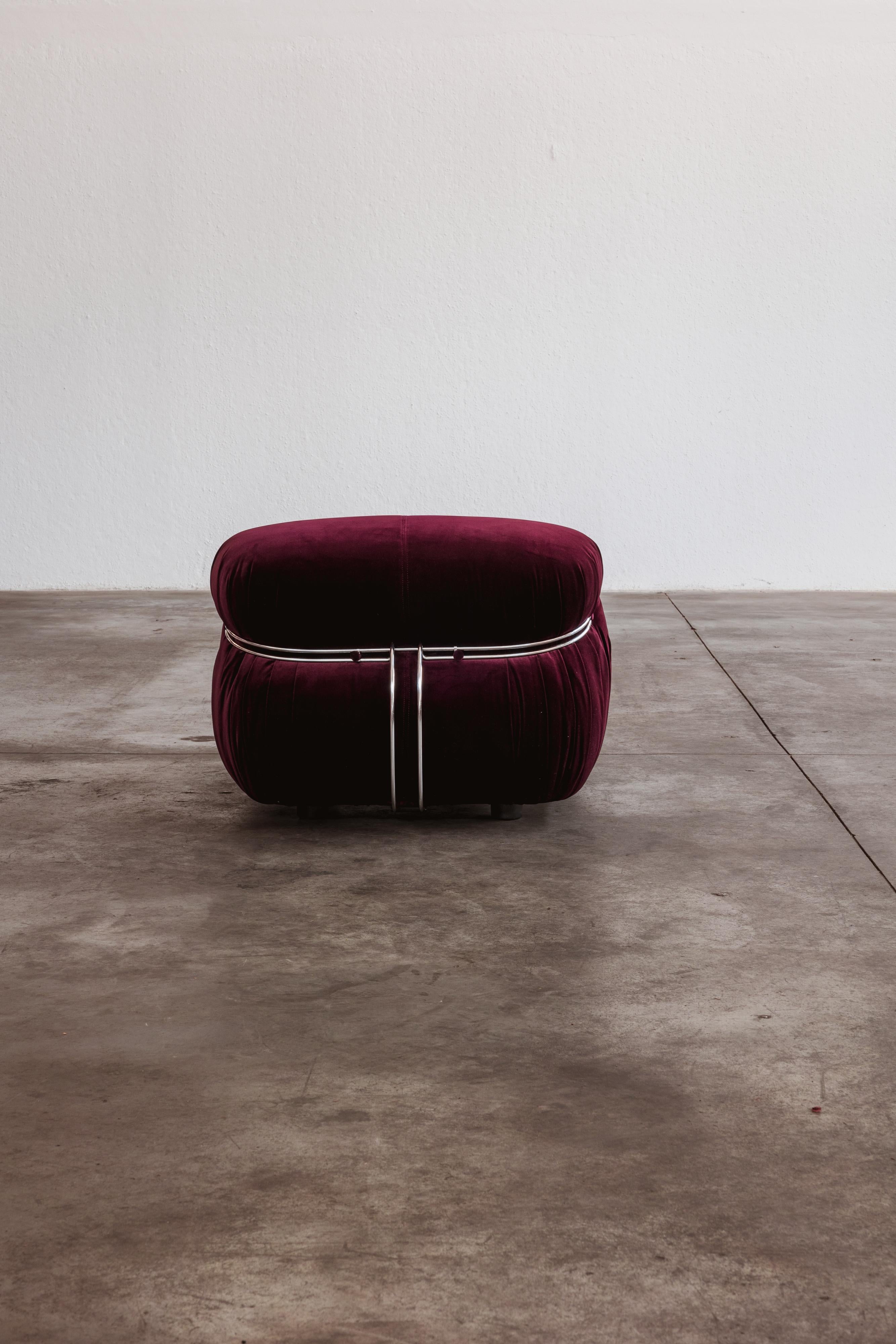 Afra & Tobia Scarpa “Soriana” Lounge Chair for Cassina, Burgundy Velvet, 1969 In Good Condition For Sale In Lonigo, Veneto