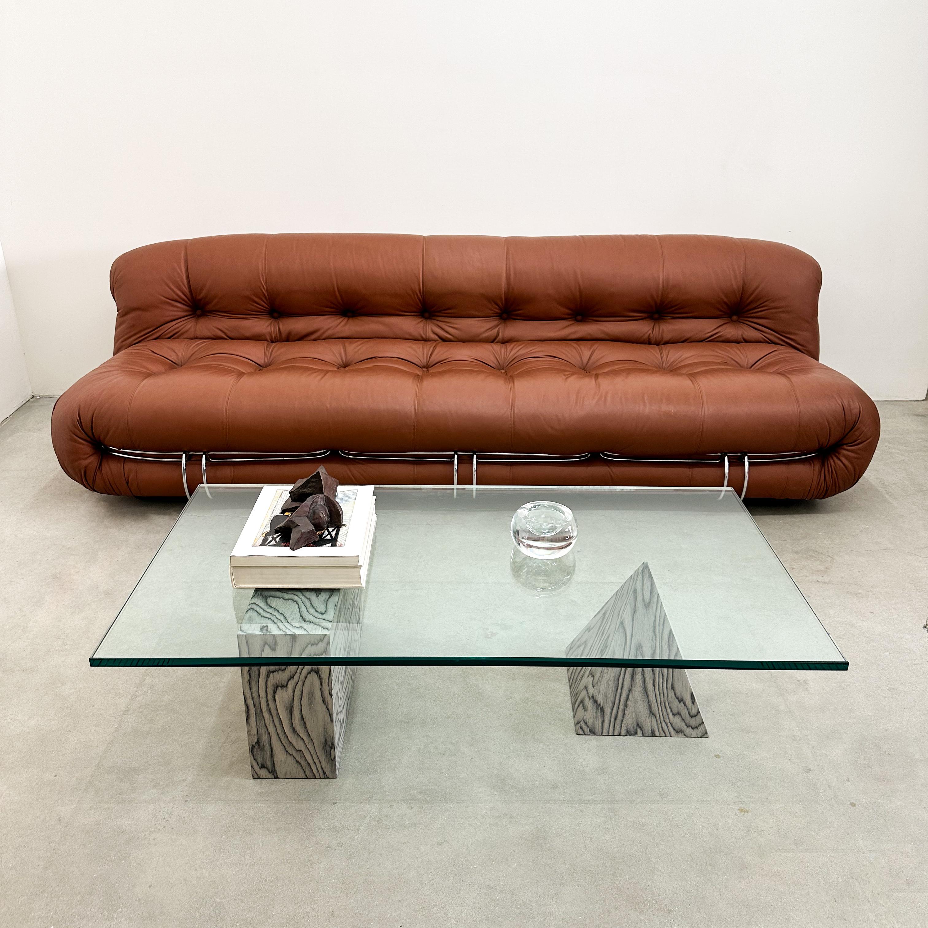 Divano Soriana a 3 posti originale degli anni '70 di Afra & Tobia Scarpa per Cassina - Iconico design italiano del medio secolo

Esempio eccezionale di arredamento italiano degli anni '70, questo autentico divano Soriana è stato disegnato da Afra &