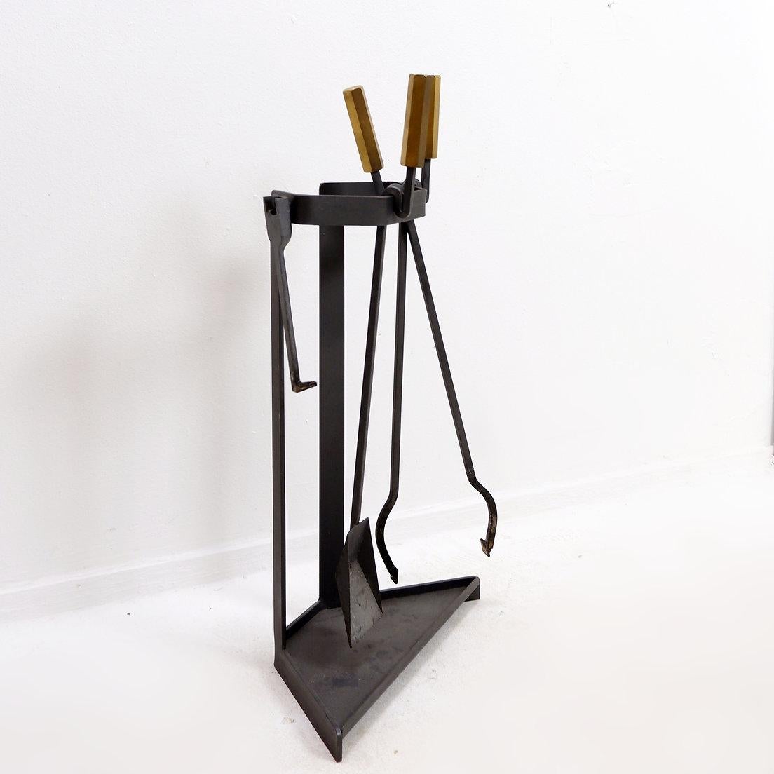 Afra & Tobia Scarpa style Fire tool set - 3 pces & stand
Fireplace set - Vintage
Measures : 46x18cm H:74cm 
Materials: Metal - Brass 