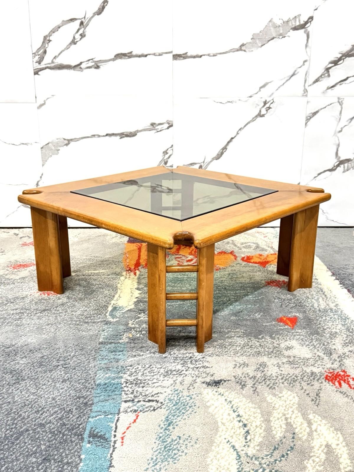 Questo elegante tavolino da salotto degli anni ‘60, interamente realizzato in legno, incarna perfettamente il design distintivo del periodo. Le sue forme geometriche e linee pulite, unite a un’eccellente lavorazione artigianale, lo rendono un pezzo