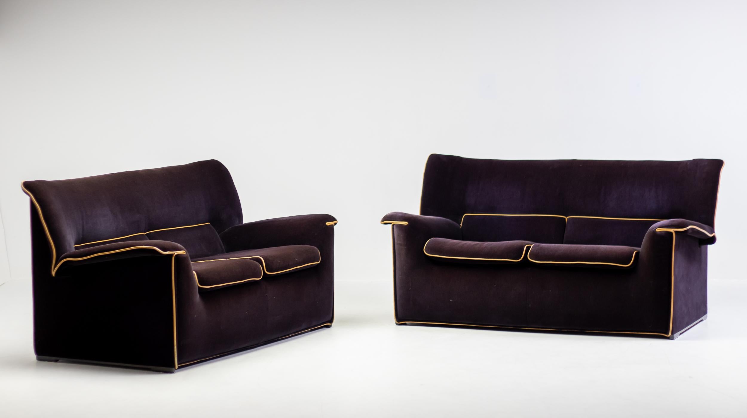 Lauriana 2-seater sofa designed in 1978 by Afra & Tobia Scarpa for B&B Italia. 
Eggplant removable velvet upholstery with camel leather piping. Mounted on a steel frame with plastic feet. 
Two loose seating cushions. Good condition with minimal