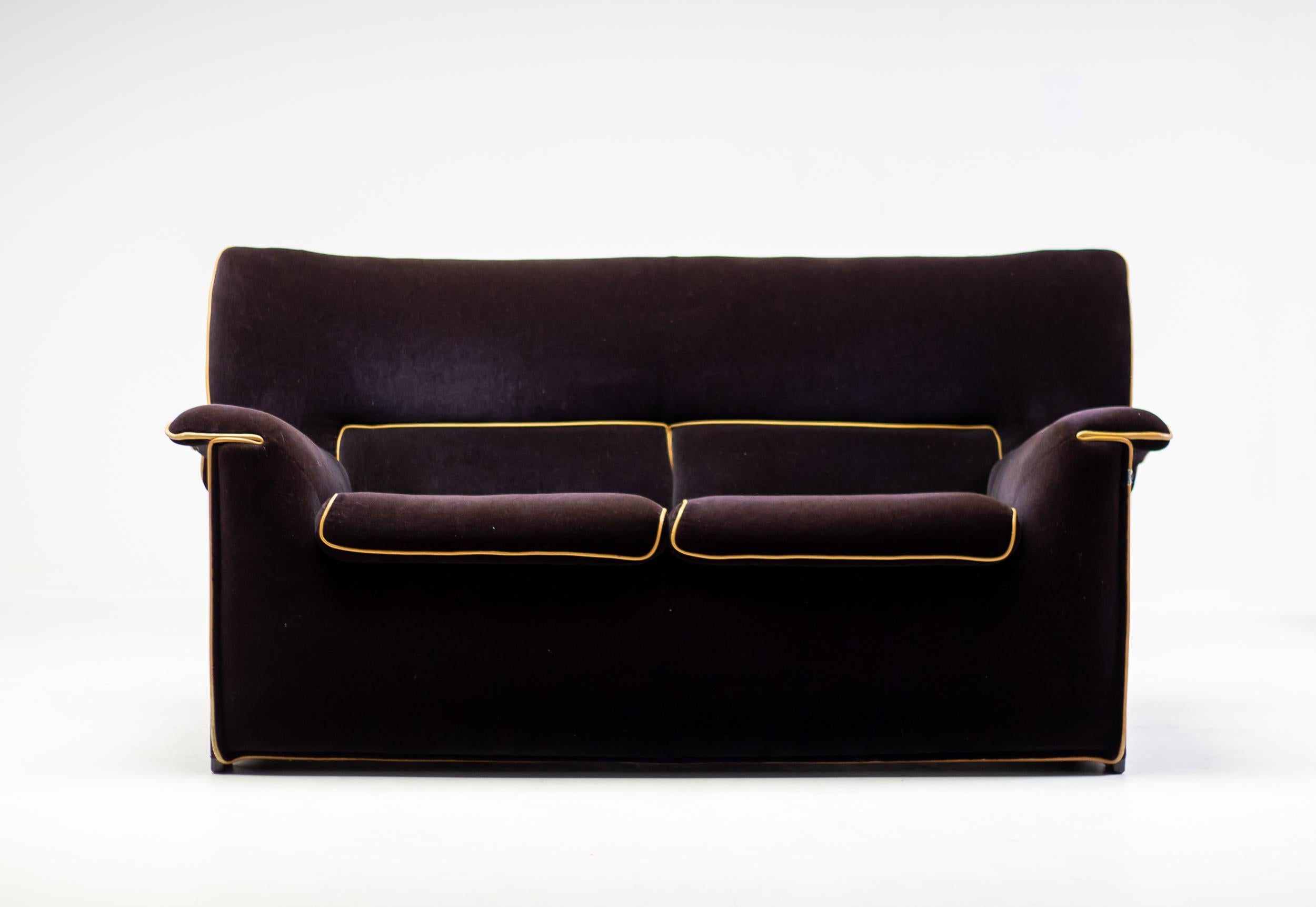 Canapé 2 places Lauriana conçu en 1978 par Afra & Tobia Scarpa pour B&B Italia. 
Revêtement en velours amovible aubergine avec passepoil en cuir camel. Monté sur un cadre en acier avec des pieds en plastique. 
Deux coussins d'assise amovibles. Bon