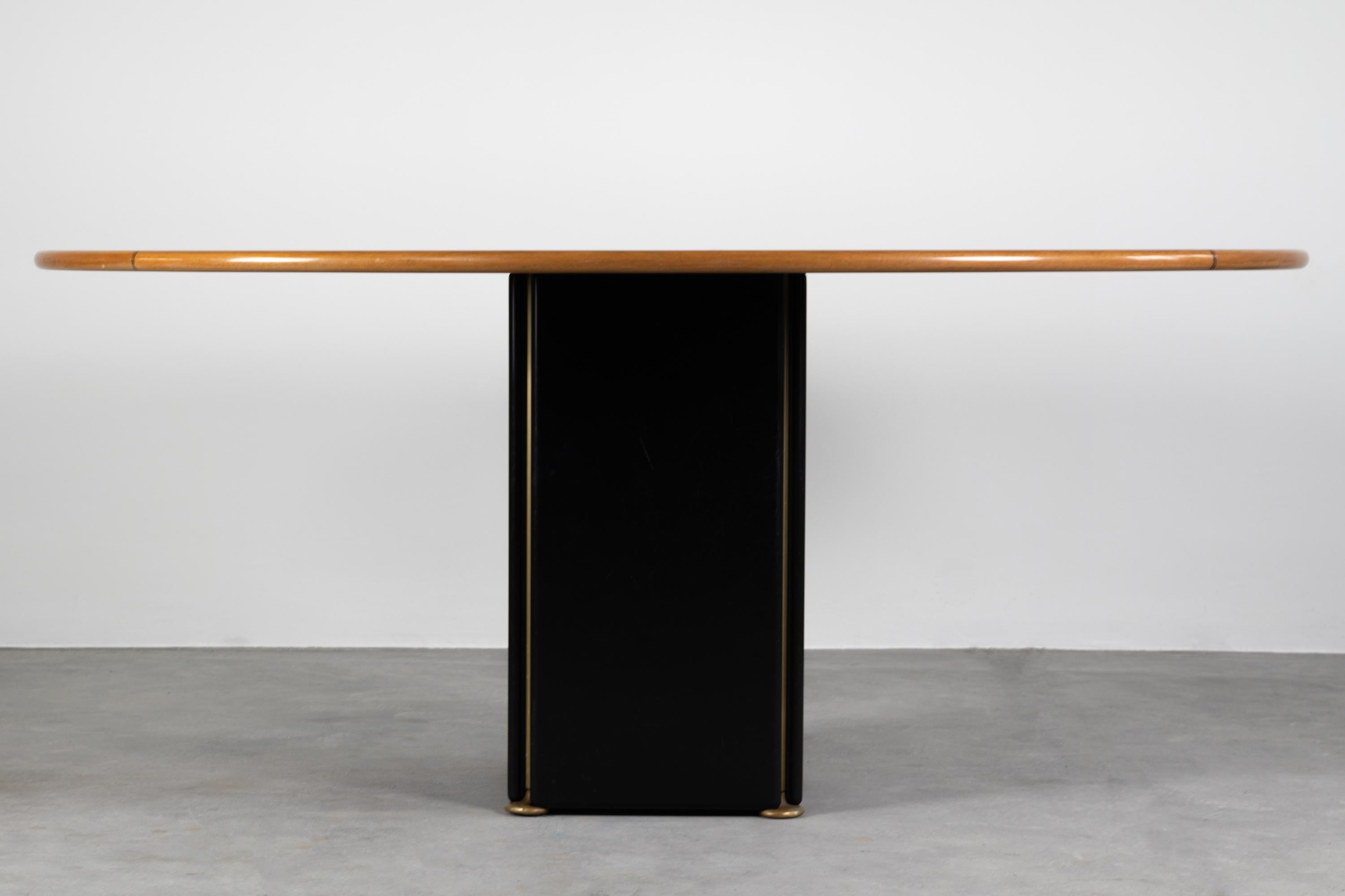 Ovaler Tisch der Serie Artona aus Holz mit Messingdetails, entworfen von Tobia und Afra Scarpa, hergestellt von Maxalto, 1970er Jahre.

Tobia Scarpa und seine Frau Afra Bianchin begannen ihre lange gemeinsame Karriere 1959 mit dem Entwurf des