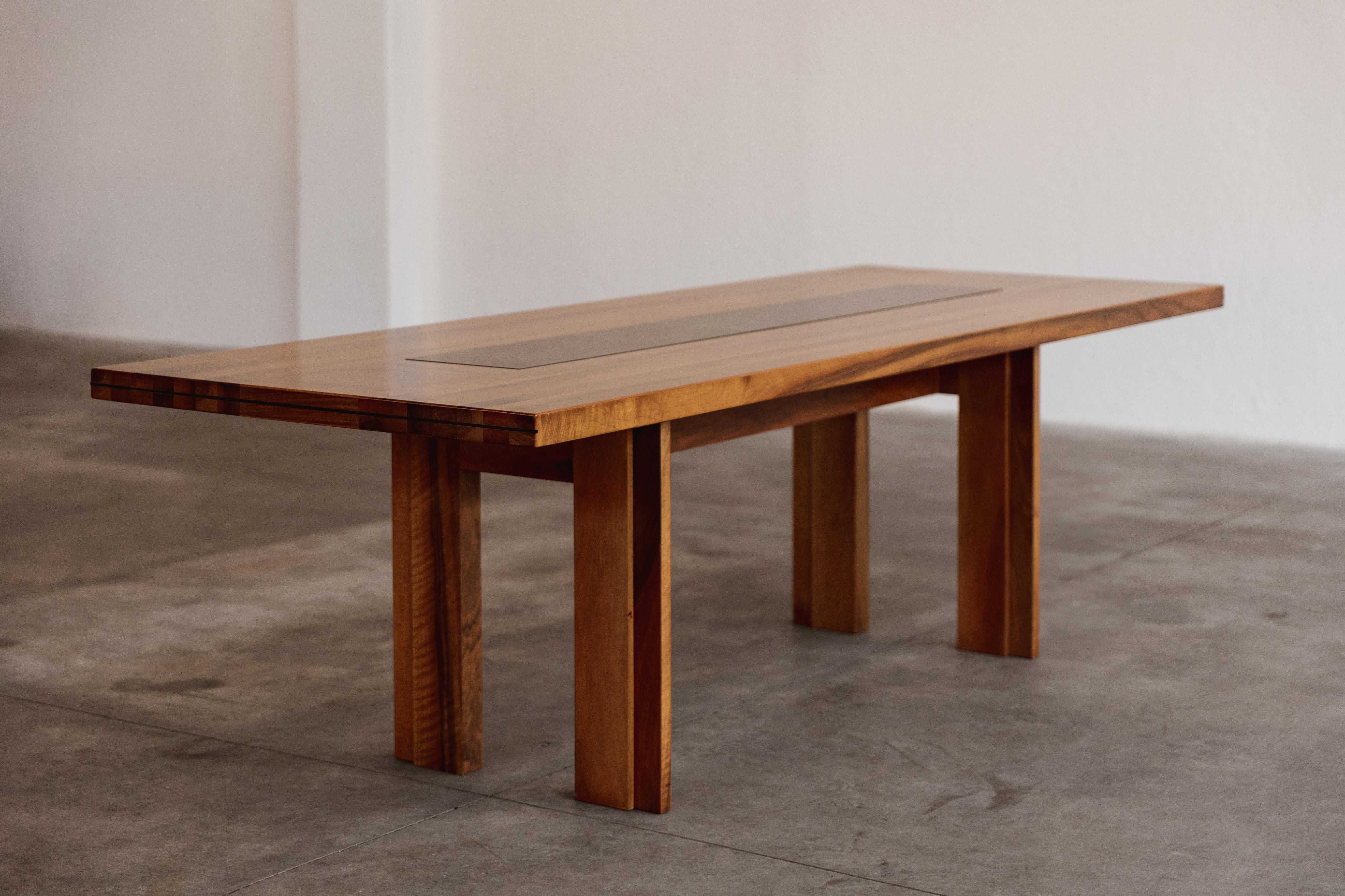 Afra & Tobia Scarpa wooden dining table for Cassina, marble and walnut, Italy, 1970s.

Following the typical Scarpas style, this dining table was manufactured by Cassina in the 1970s. The structure boasts a pronounced texture, highlighting
