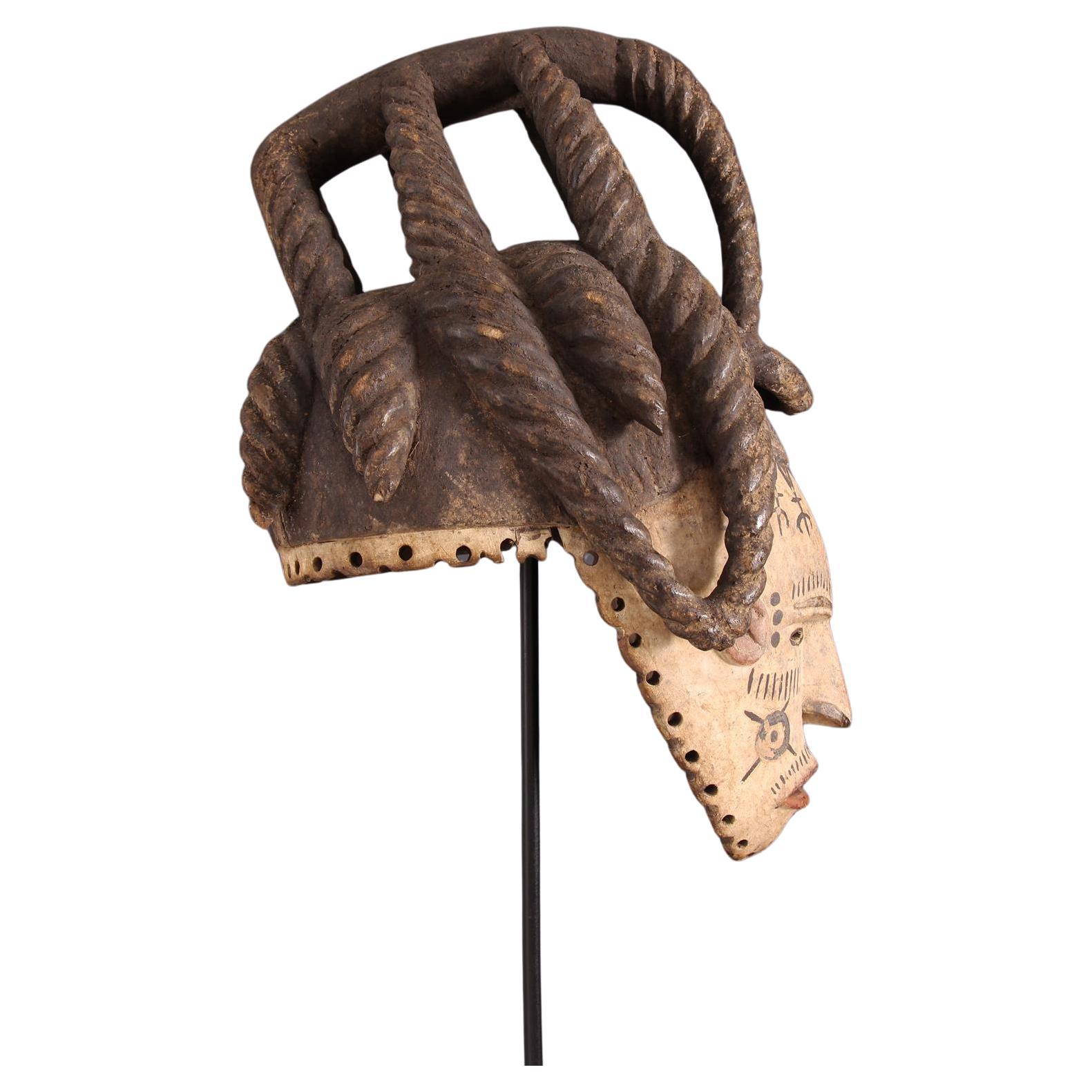 Máscara Tribal Igbo Agbogo Femenina Africana de Madera Marrón-Rojo-Beige Nigeria Años 70 Nigeriano en venta