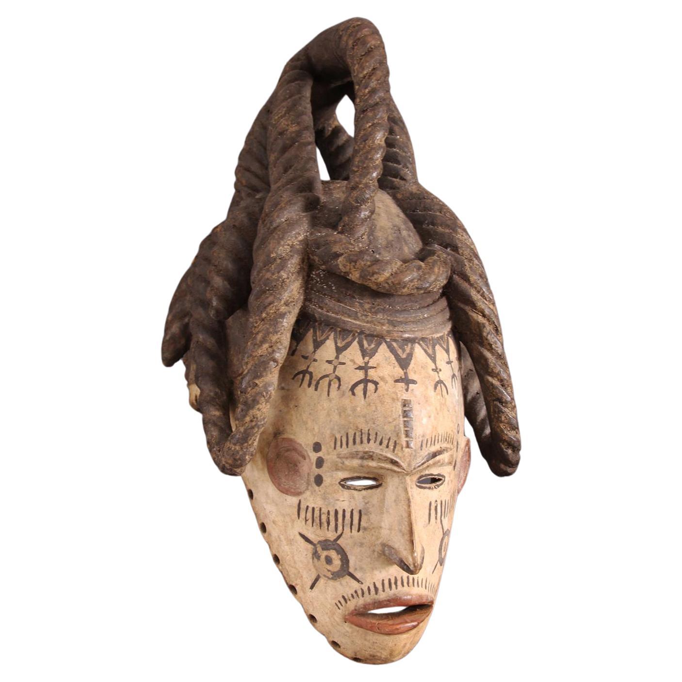 Máscara Tribal Igbo Agbogo Femenina Africana de Madera Marrón-Rojo-Beige Nigeria Años 70 Tallado a mano en venta