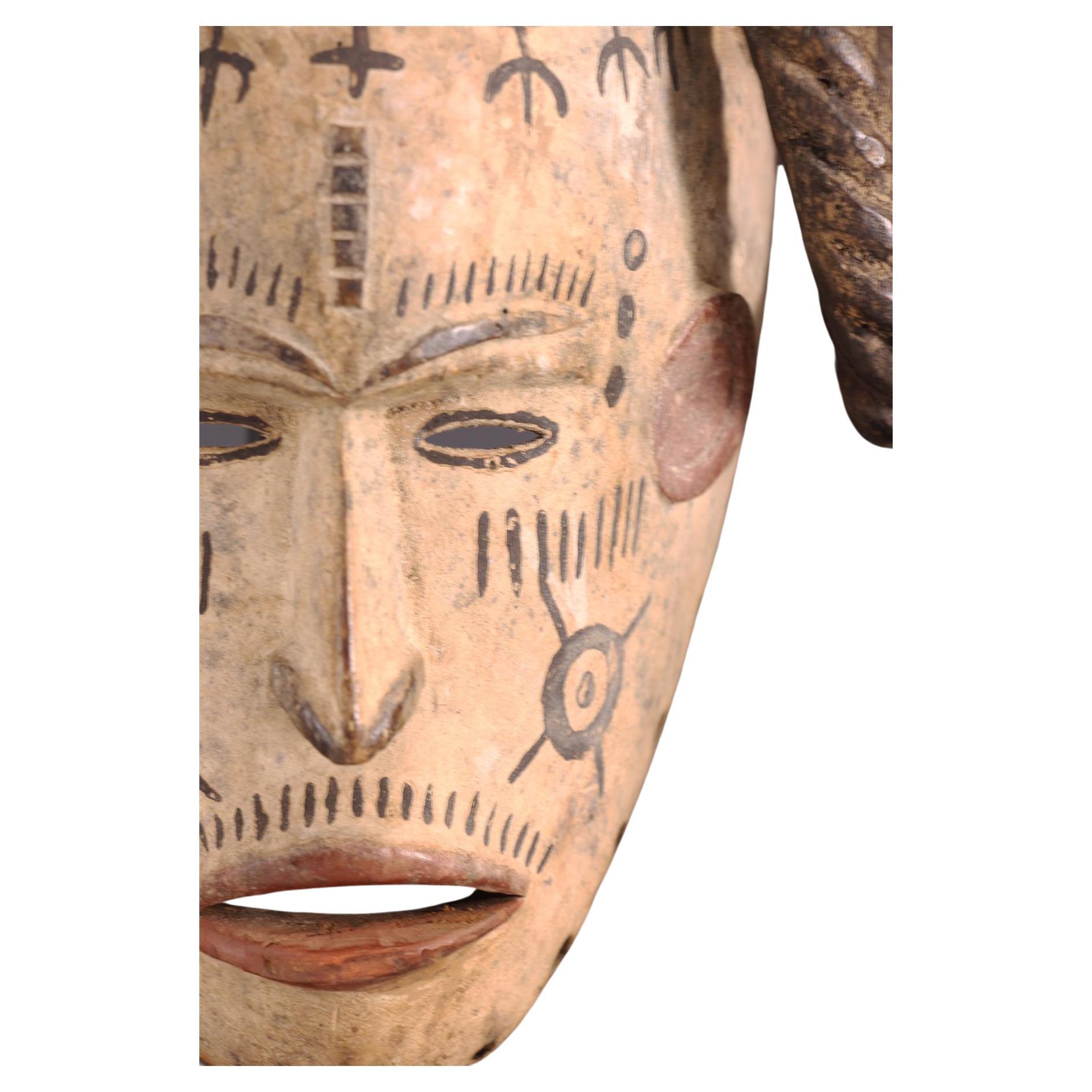 Máscara Tribal Igbo Agbogo Femenina Africana de Madera Marrón-Rojo-Beige Nigeria Años 70 en Bueno estado para la venta en Salzburg, AT