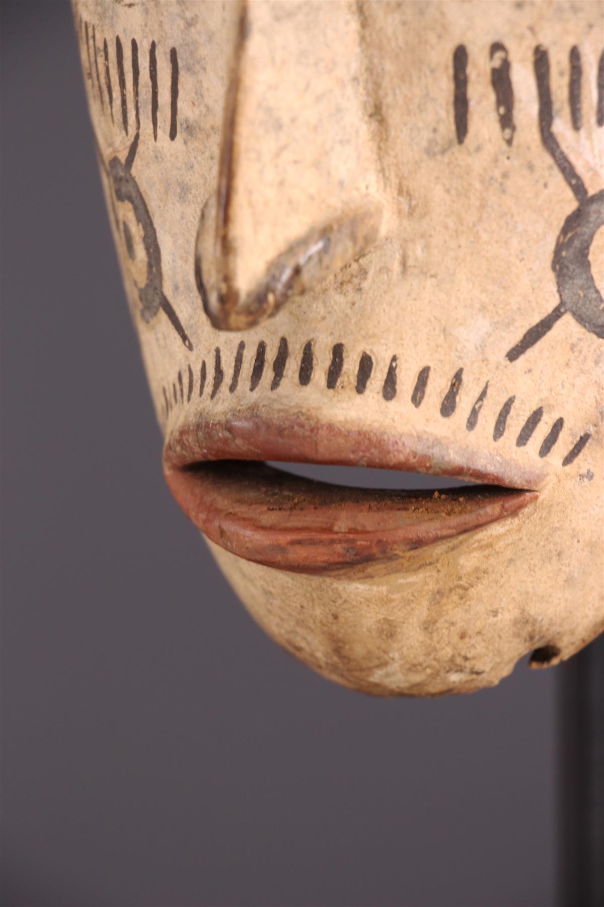 Máscara Tribal Igbo Agbogo Femenina Africana de Madera Marrón-Rojo-Beige Nigeria Años 70 finales del siglo XX en venta
