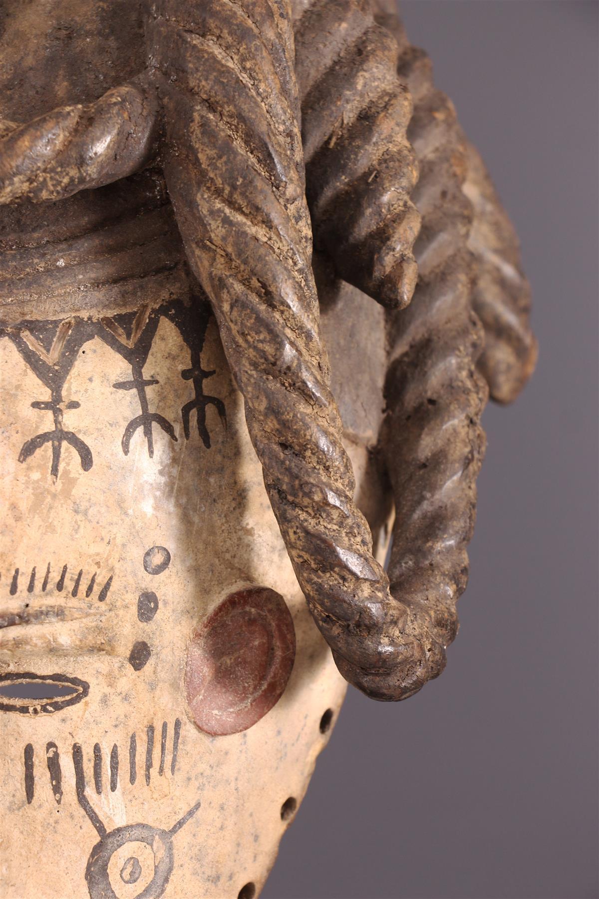 Máscara Tribal Igbo Agbogo Femenina Africana de Madera Marrón-Rojo-Beige Nigeria Años 70 en venta 1