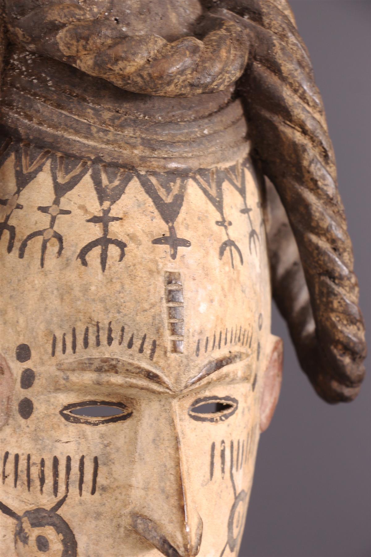 Máscara Tribal Igbo Agbogo Femenina Africana de Madera Marrón-Rojo-Beige Nigeria Años 70 en venta 2
