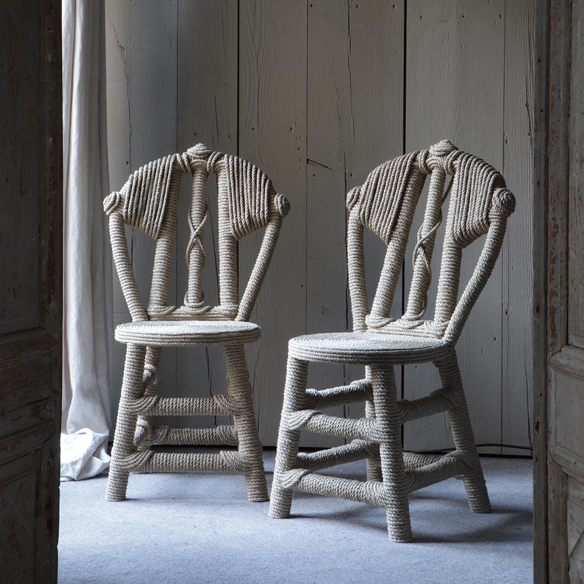 Dieser von Christian Astuguevieille entworfene Stuhl ist aus Hanfseil auf einer Struktur aus Kastanienholz gefertigt.

Christian Astuguevieille ist ein vielseitiger Künstler, Designer und Gestalter. Er experimentiert mit Texturen, Formen und