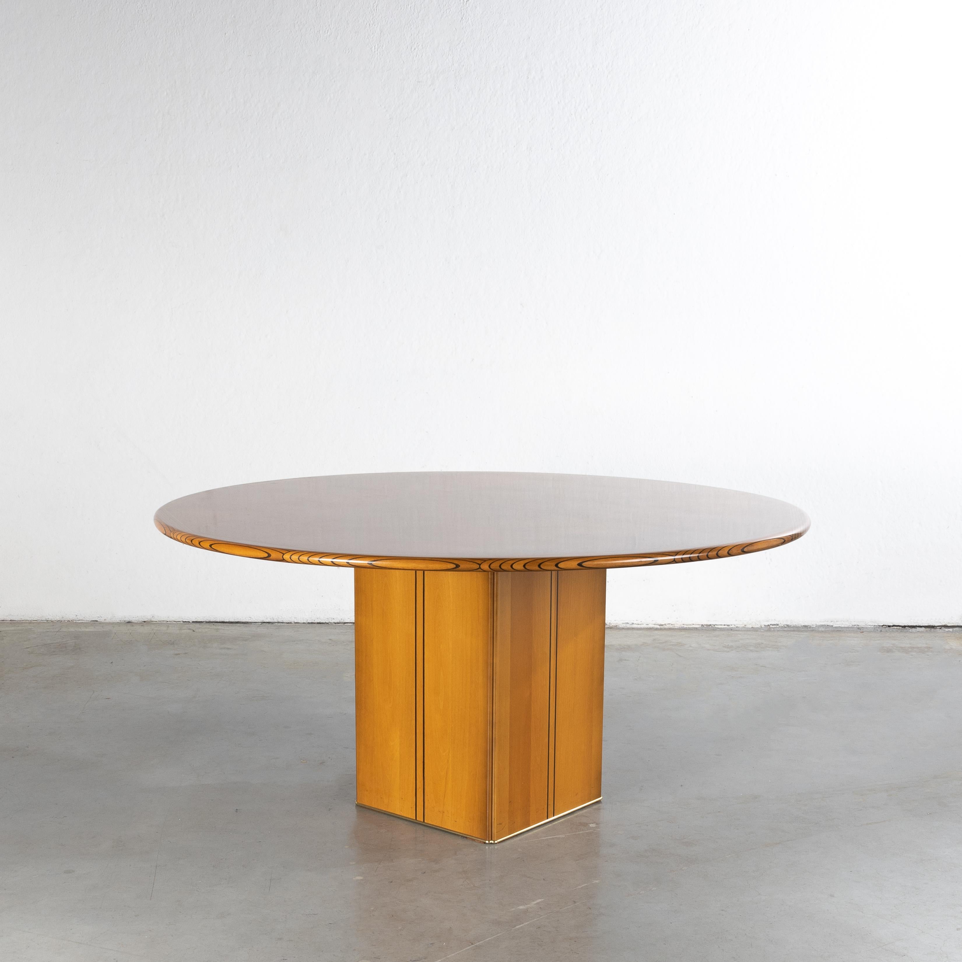 Set consisting of a table and 6 chairs.
The chairs in solid walnut laminated with contrasting hardwood to form the backrest.
The seat of the chairs in curved plywood covered with cognac-coloured leather.
The base of the table is a walnut