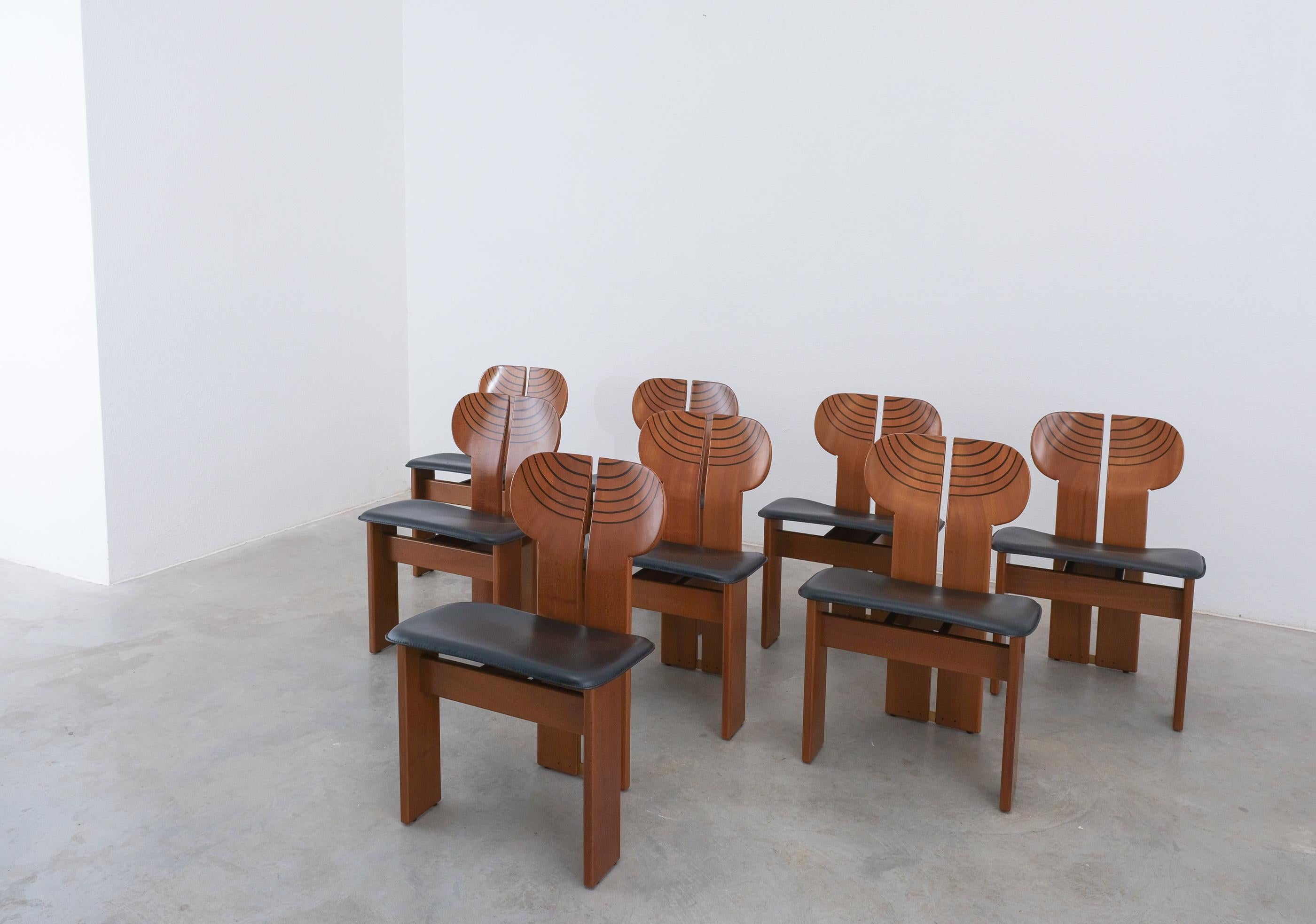 Africa Chairs (8) By Afra And Tobia Scarpa Maxalto Walnut, Black Leather, Italy For Sale 5