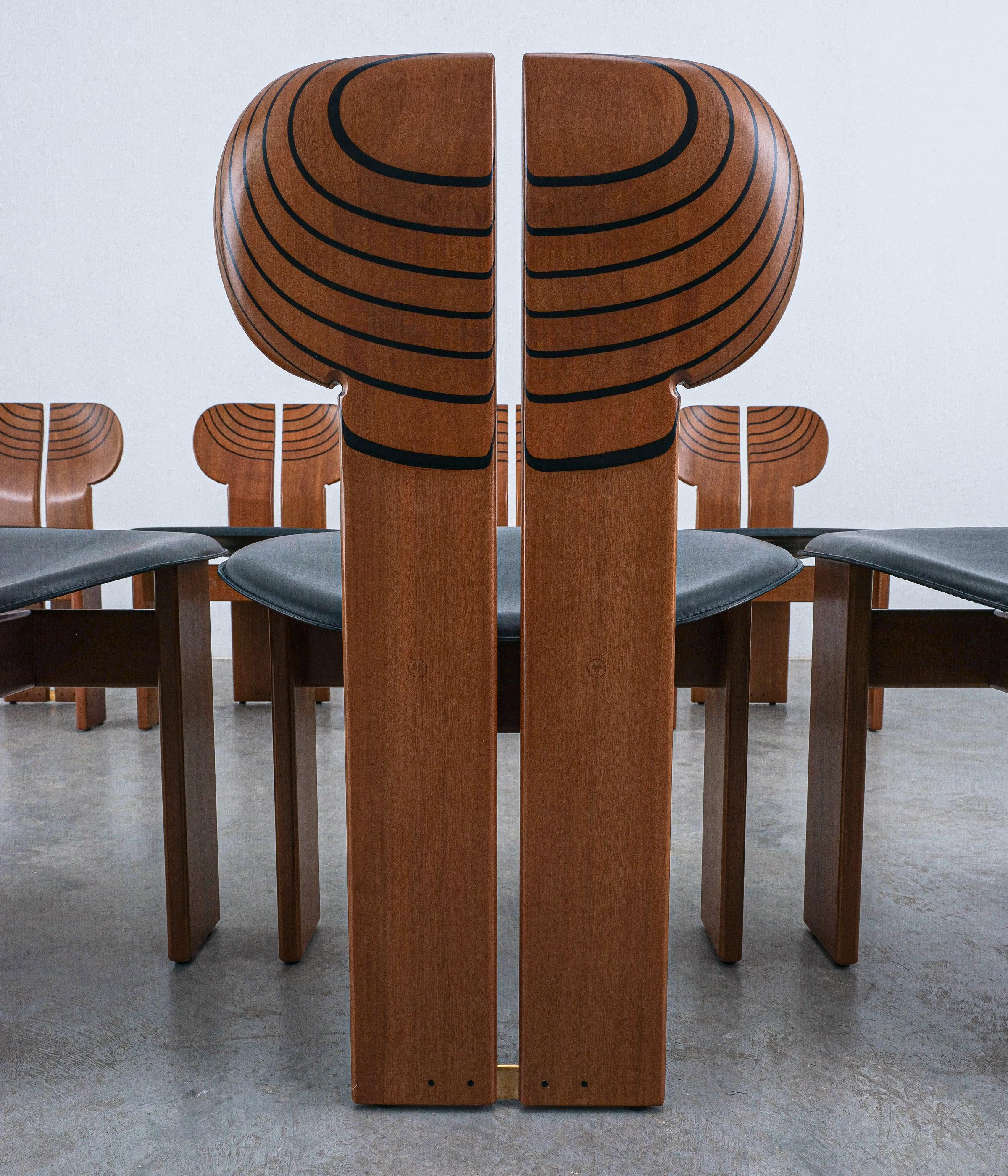 Hand-Crafted Africa Chairs (8) By Afra And Tobia Scarpa Maxalto Walnut, Black Leather, Italy For Sale