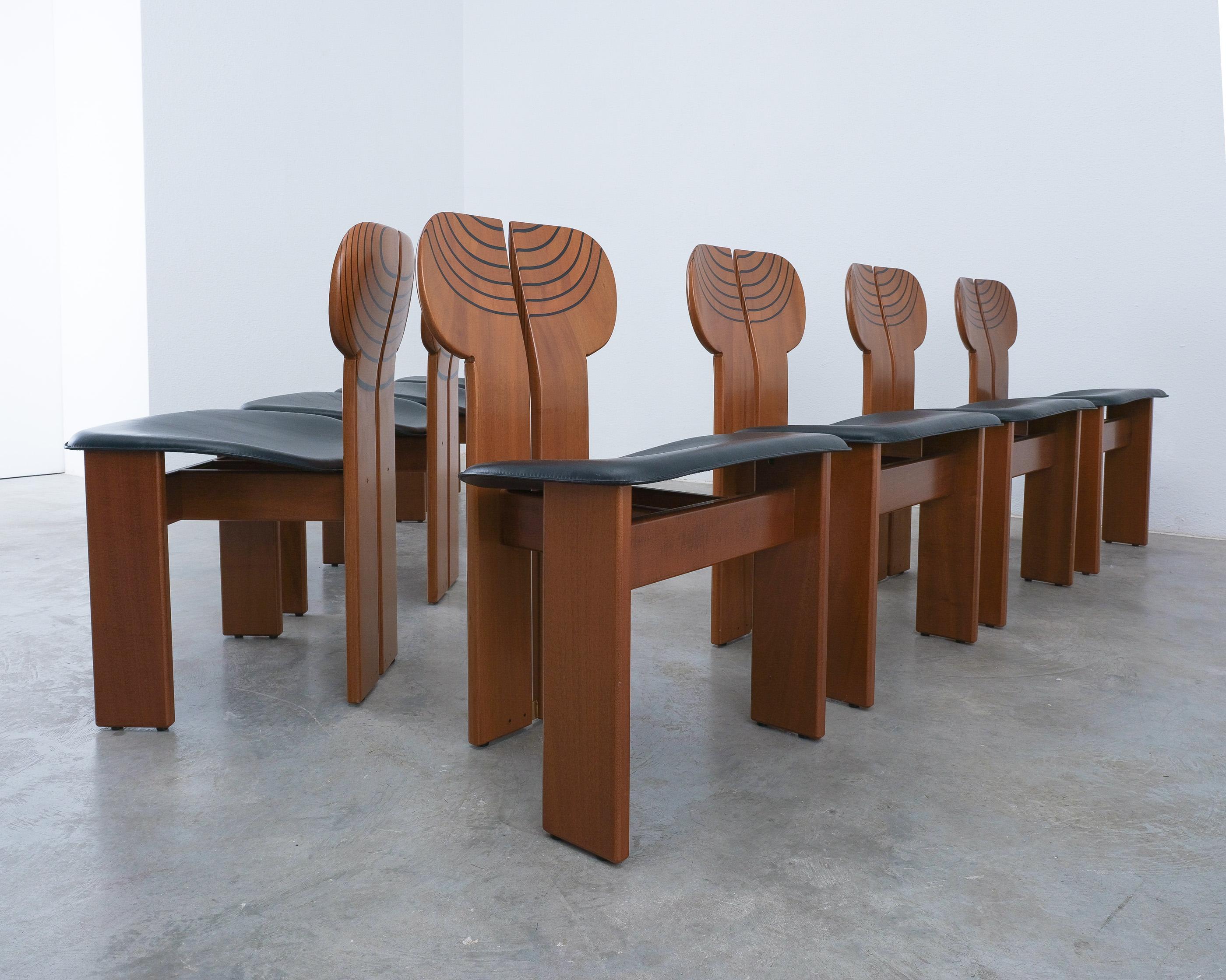 Africa Chairs (8) By Afra And Tobia Scarpa Maxalto Walnut, Black Leather, Italy In Good Condition For Sale In Vienna, AT